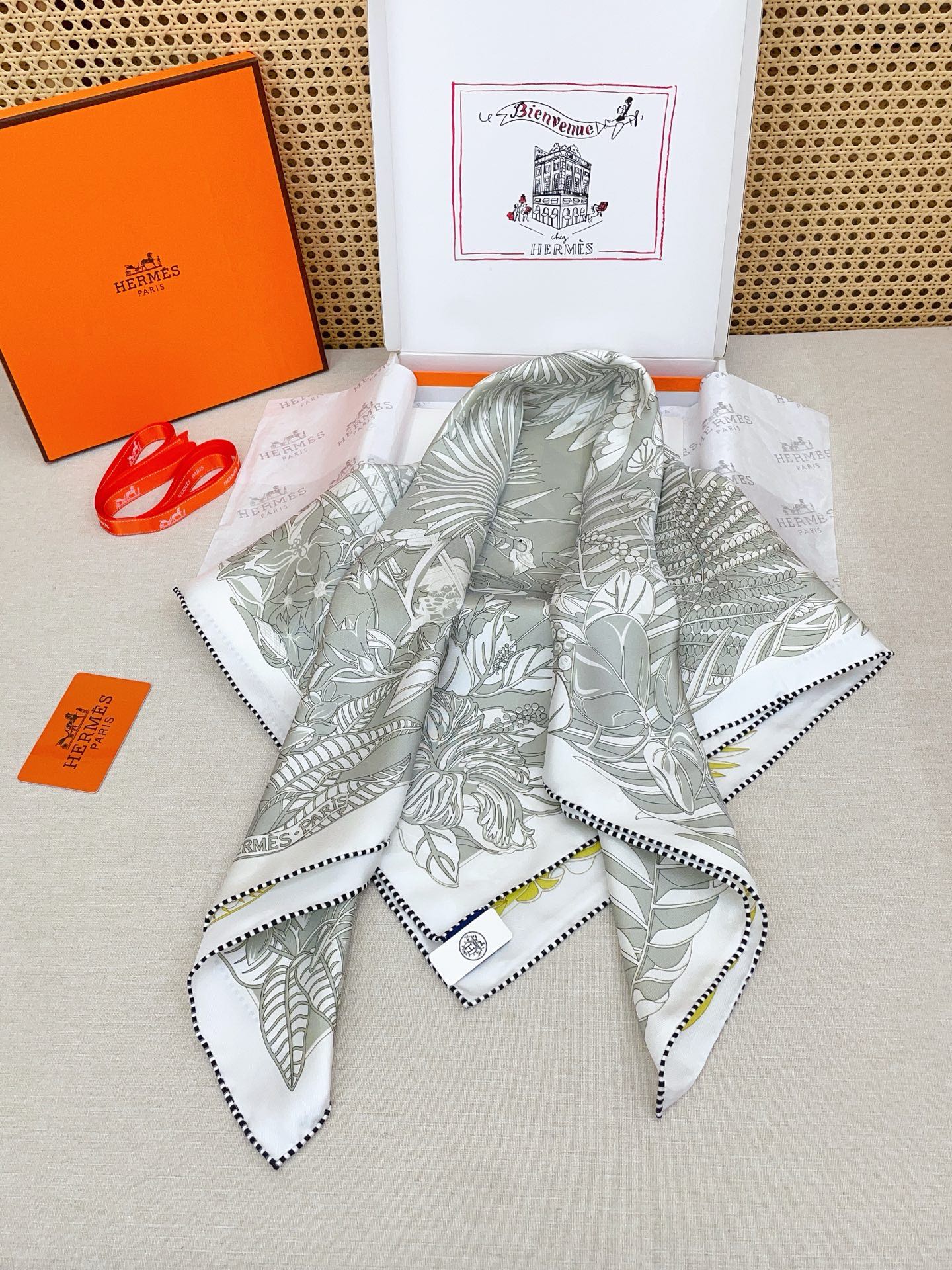✨✨【18姆米 双面异色】H**S真丝新款🆕👏👏买了都说好看‼️推荐💕【红鹤派对图腾版 90】真丝方巾，