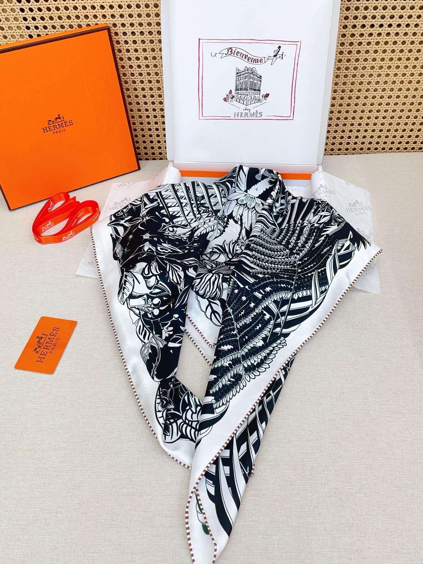 ✨✨【18姆米 双面异色】H**S真丝新款🆕👏👏买了都说好看‼️推荐💕【红鹤派对图腾版 90】真丝方巾，
