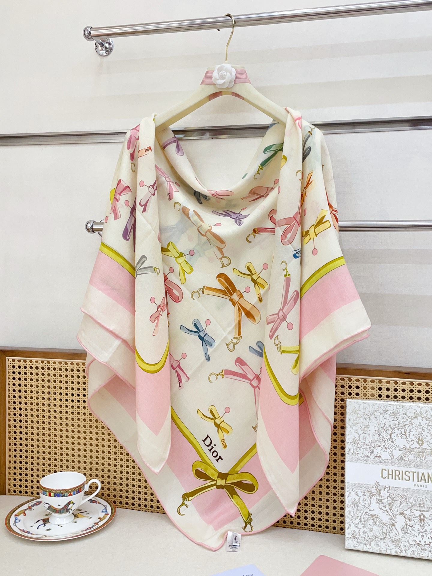 ✨✨【双面同色 丝毛款】新款🧣CD家羊绒新款 买了都说好看‼️推荐💕双面同色羊绒方巾‼️D家ZG爆款🎁💟