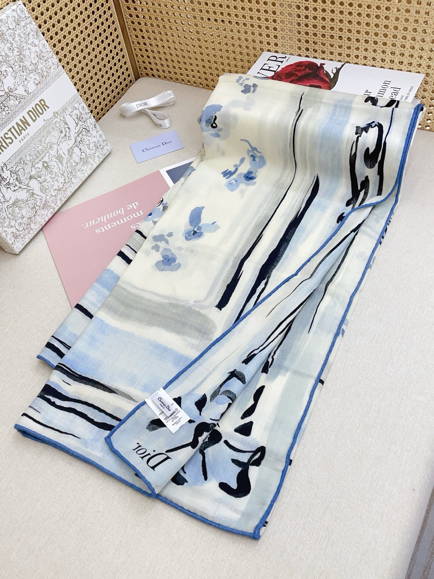 ✨✨【双面同色 丝毛款】新款🧣CD家羊绒新款 买了都说好看‼️推荐💕双面同色羊绒方巾‼️D家ZG爆款🎁💟