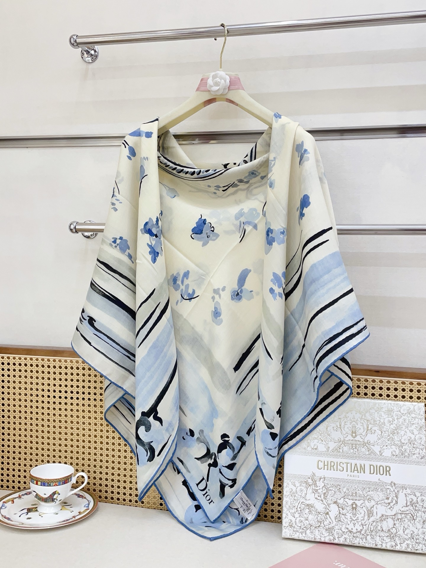 ✨✨【双面同色 丝毛款】新款🧣CD家羊绒新款 买了都说好看‼️推荐💕双面同色羊绒方巾‼️D家ZG爆款🎁💟