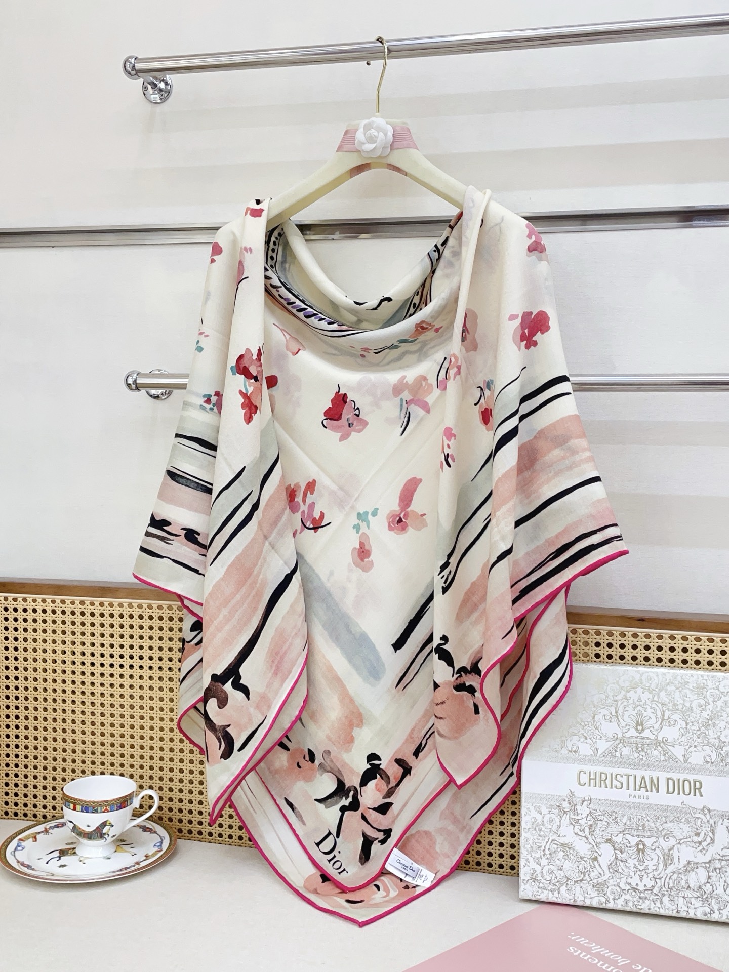 ✨✨【双面同色 丝毛款】新款🧣CD家羊绒新款 买了都说好看‼️推荐💕双面同色羊绒方巾‼️D家ZG爆款🎁💟