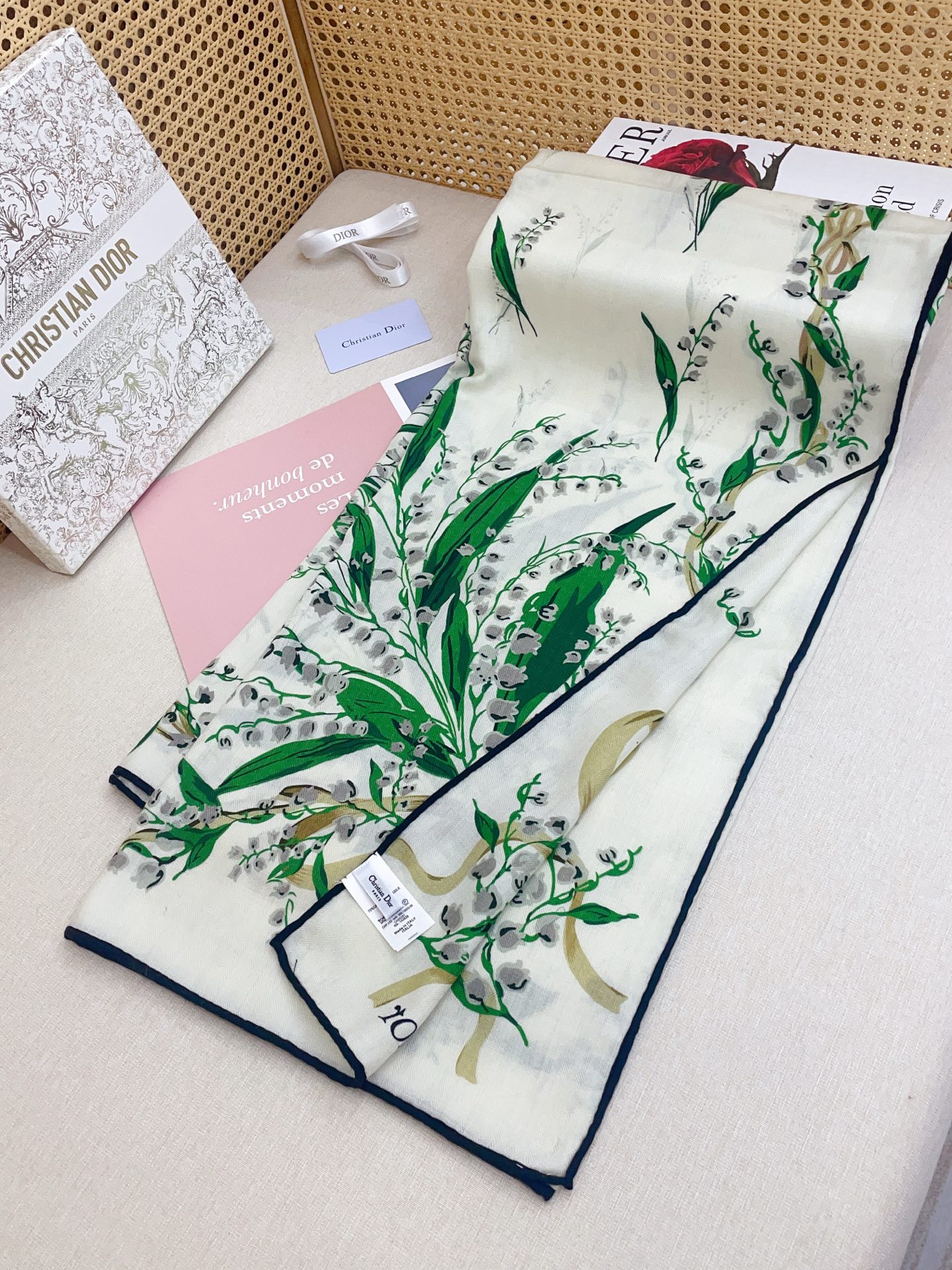 ✨✨【双面同色 丝毛款】新款🧣CD家羊绒新款 买了都说好看‼️推荐💕双面同色羊绒方巾‼️D家ZG爆款🎁💟