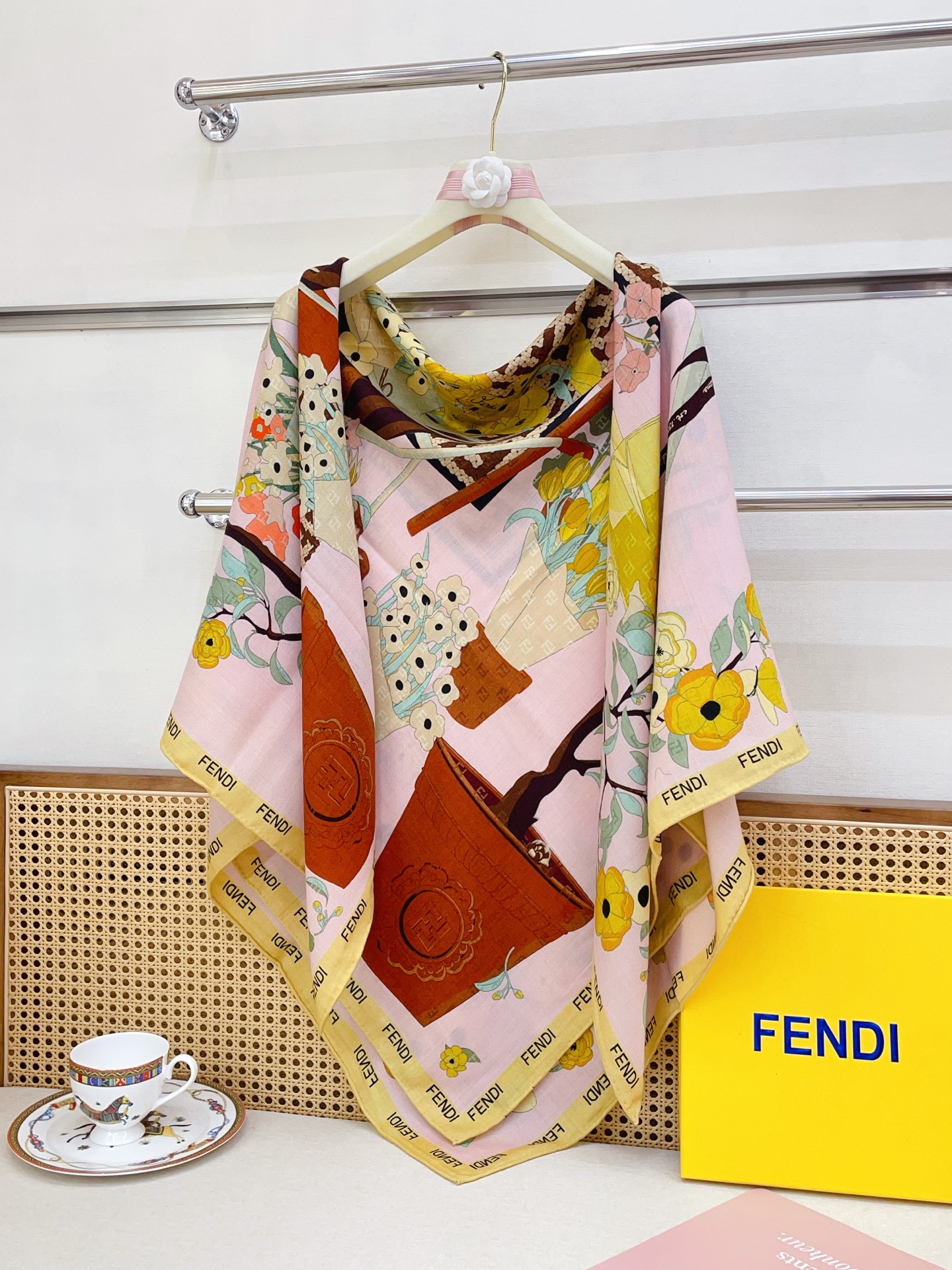 ✨✨【双面同色 丝毛款】Fendi最新的专柜主打款🧣羊绒大方巾💟 度假及日常都非常好搭配的款😍订单私流 