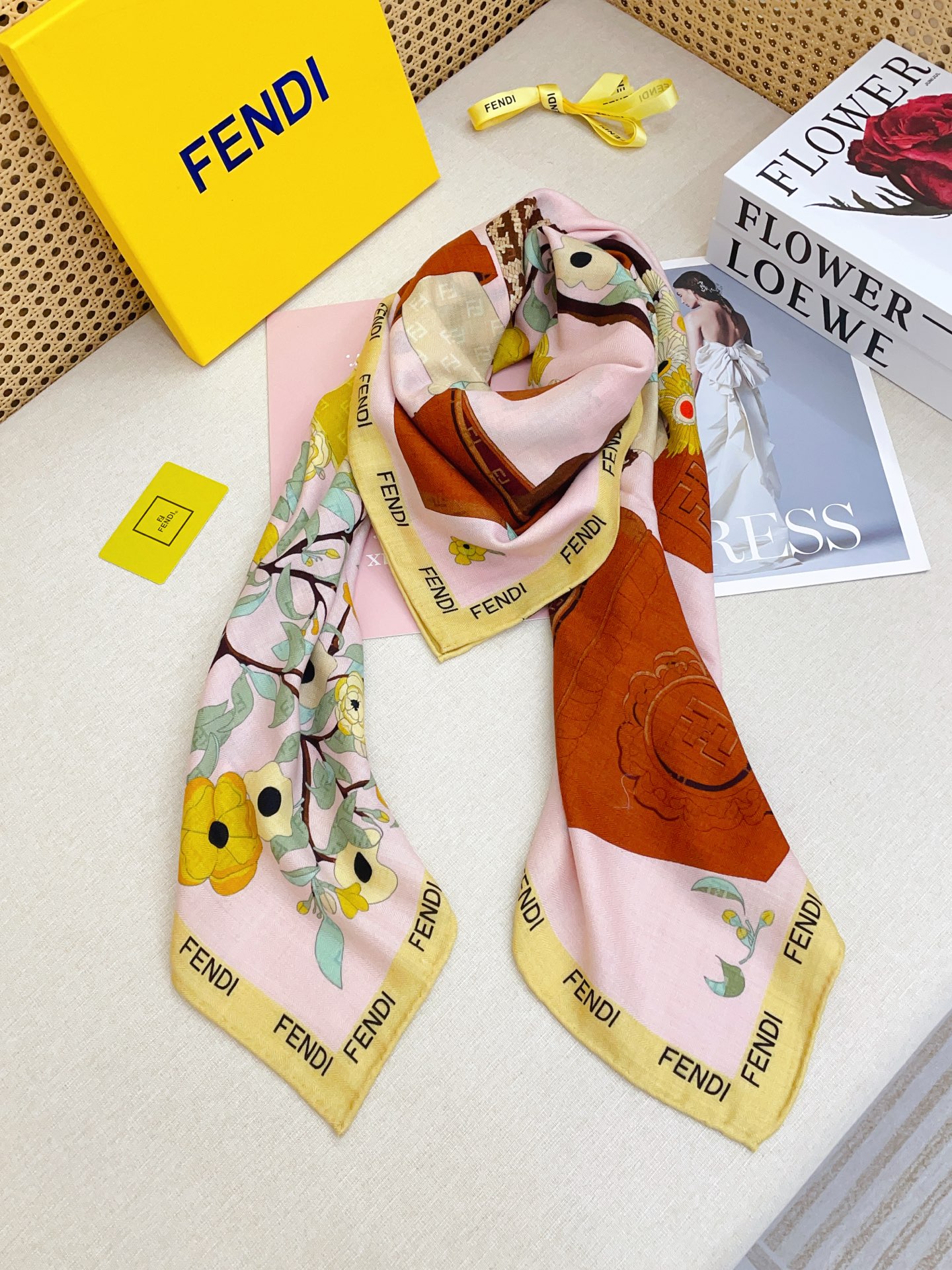 ✨✨【双面同色 丝毛款】Fendi最新的专柜主打款🧣羊绒大方巾💟 度假及日常都非常好搭配的款😍订单私流 
