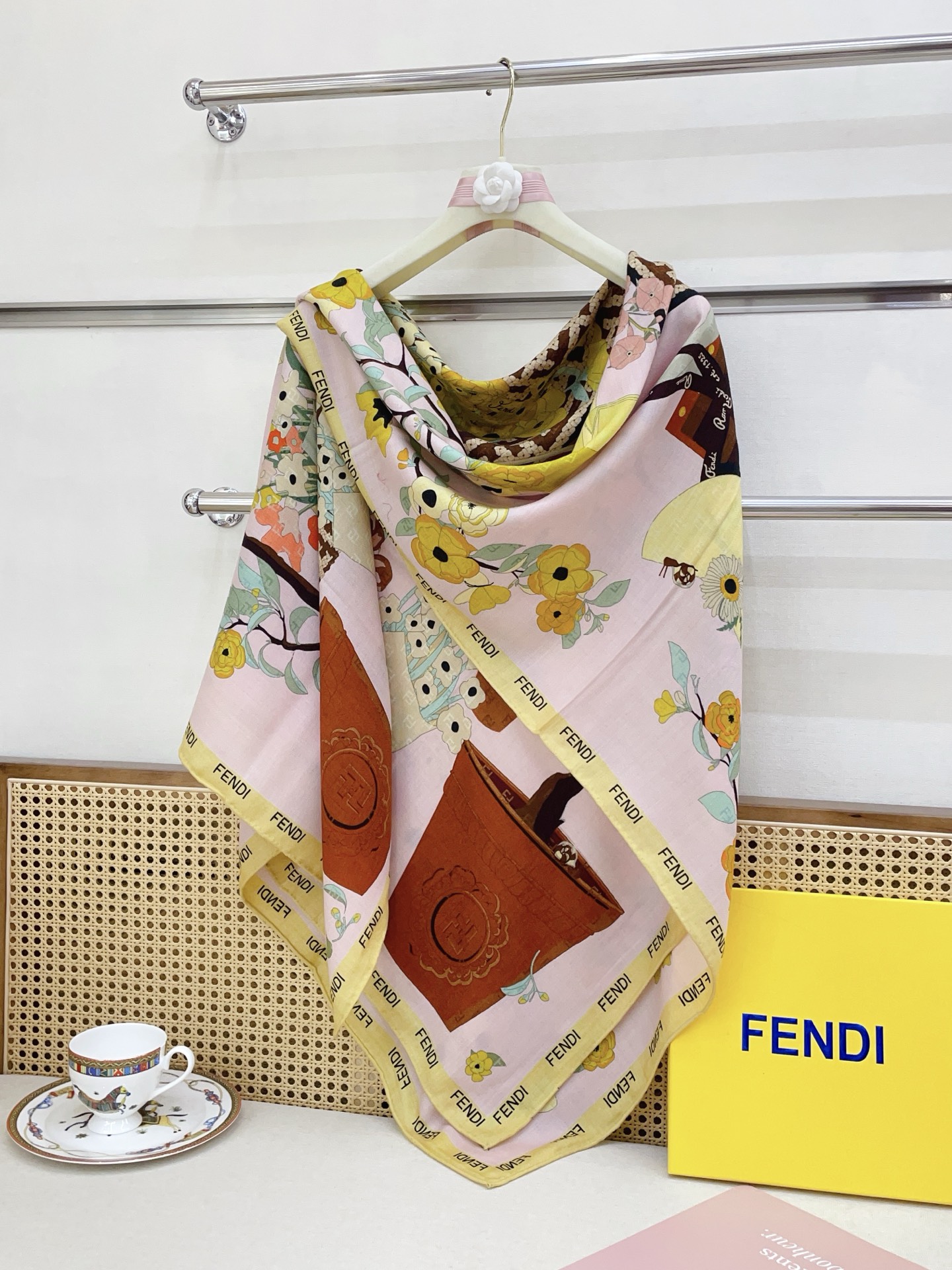 ✨✨【双面同色 丝毛款】Fendi最新的专柜主打款🧣羊绒大方巾💟 度假及日常都非常好搭配的款😍订单私流 