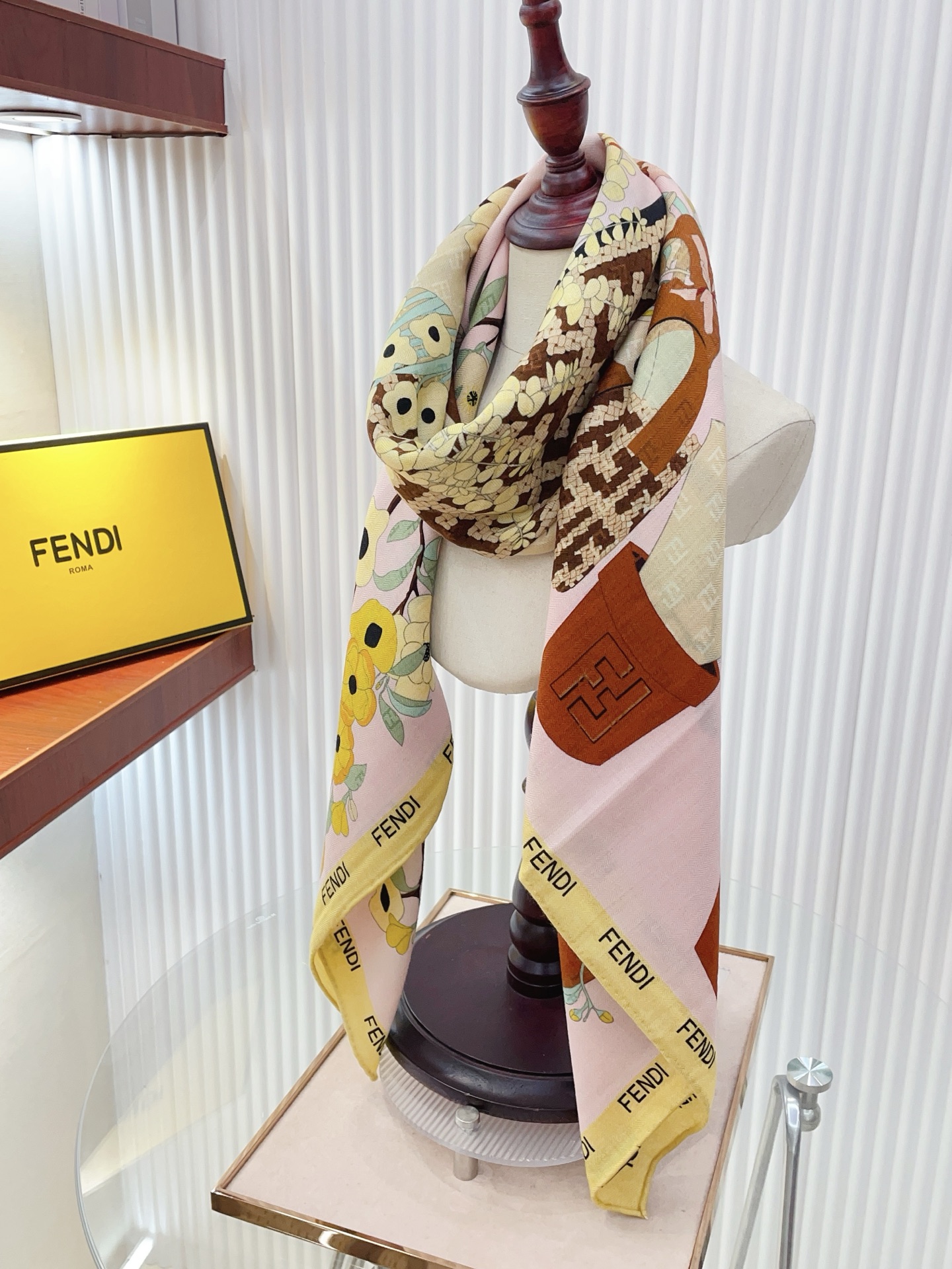 ✨✨【双面同色 丝毛款】Fendi最新的专柜主打款🧣羊绒大方巾💟 度假及日常都非常好搭配的款😍订单私流 