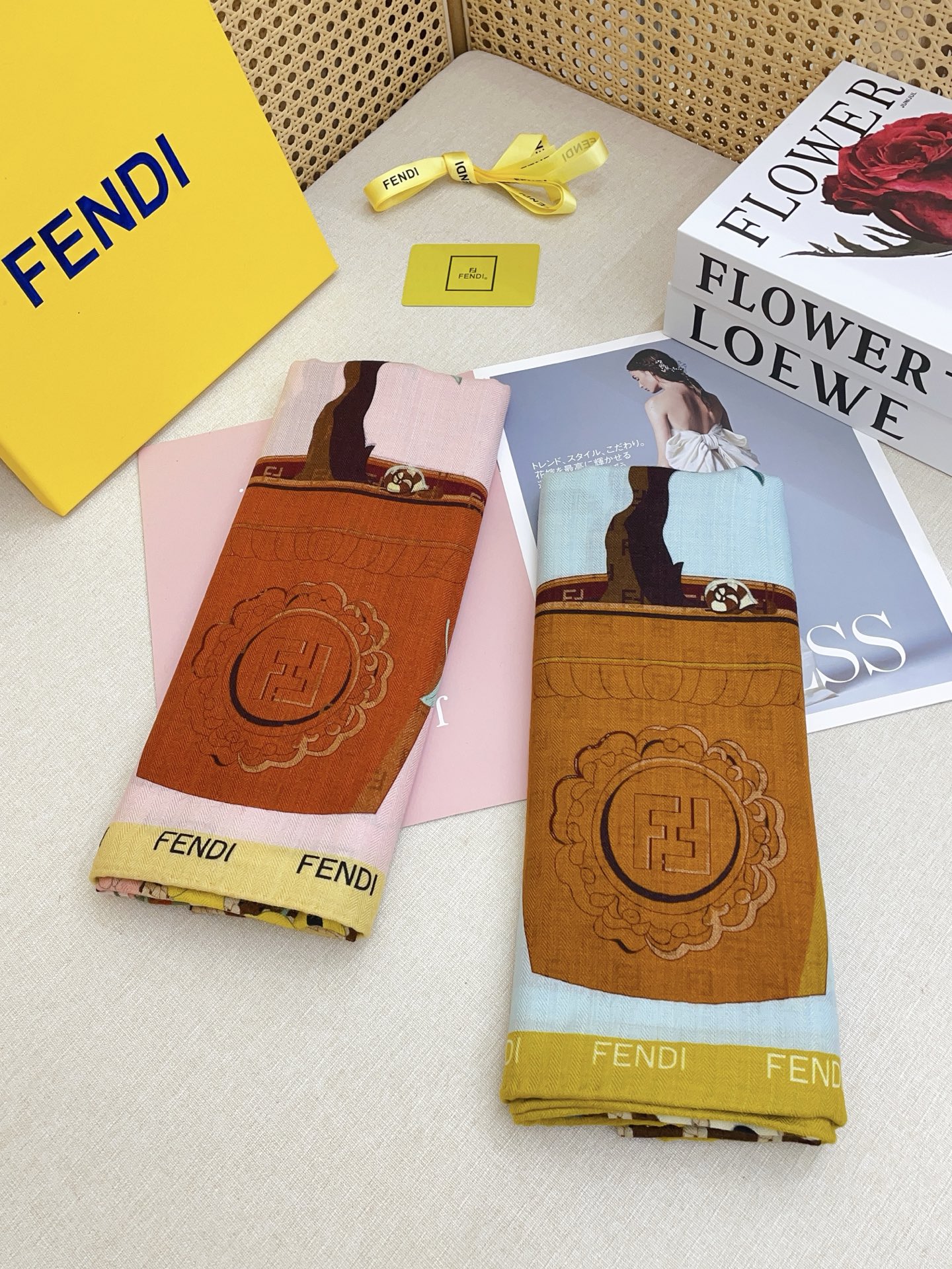 ✨✨【双面同色 丝毛款】Fendi最新的专柜主打款🧣羊绒大方巾💟 度假及日常都非常好搭配的款😍订单私流 