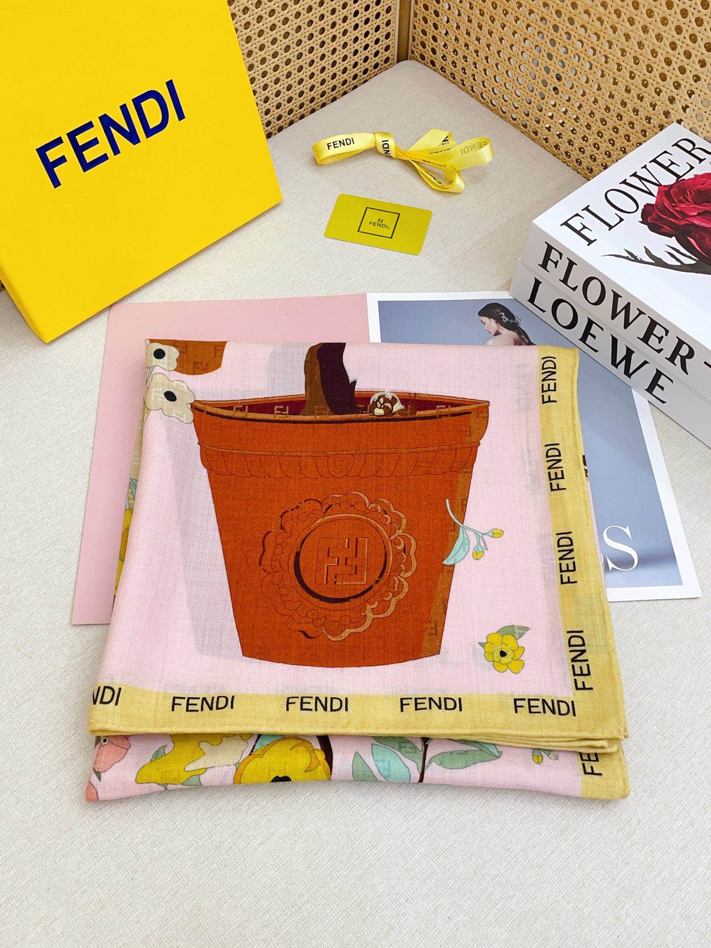 ✨✨【双面同色 丝毛款】Fendi最新的专柜主打款🧣羊绒大方巾💟 度假及日常都非常好搭配的款😍订单私流 