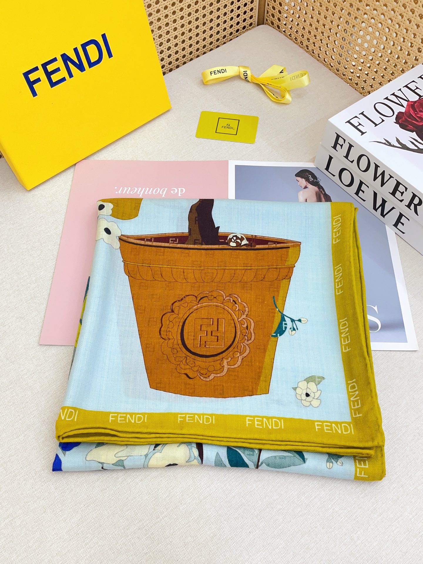 ✨✨【双面同色 丝毛款】Fendi最新的专柜主打款🧣羊绒大方巾💟 度假及日常都非常好搭配的款😍订单私流 