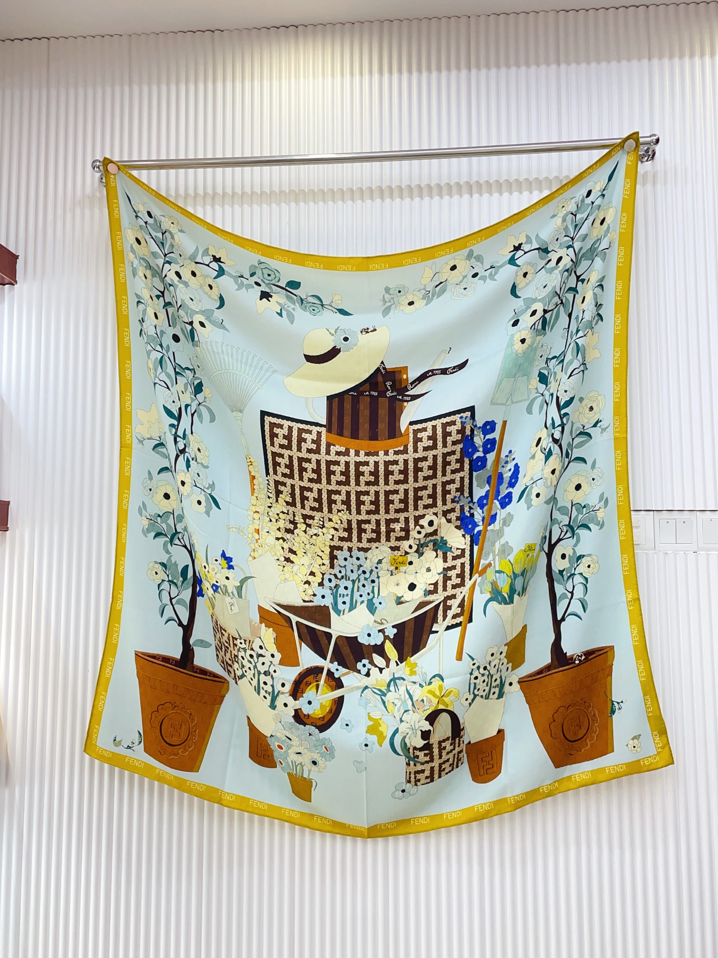 ✨✨【双面同色 丝毛款】Fendi最新的专柜主打款🧣羊绒大方巾💟 度假及日常都非常好搭配的款😍订单私流 
