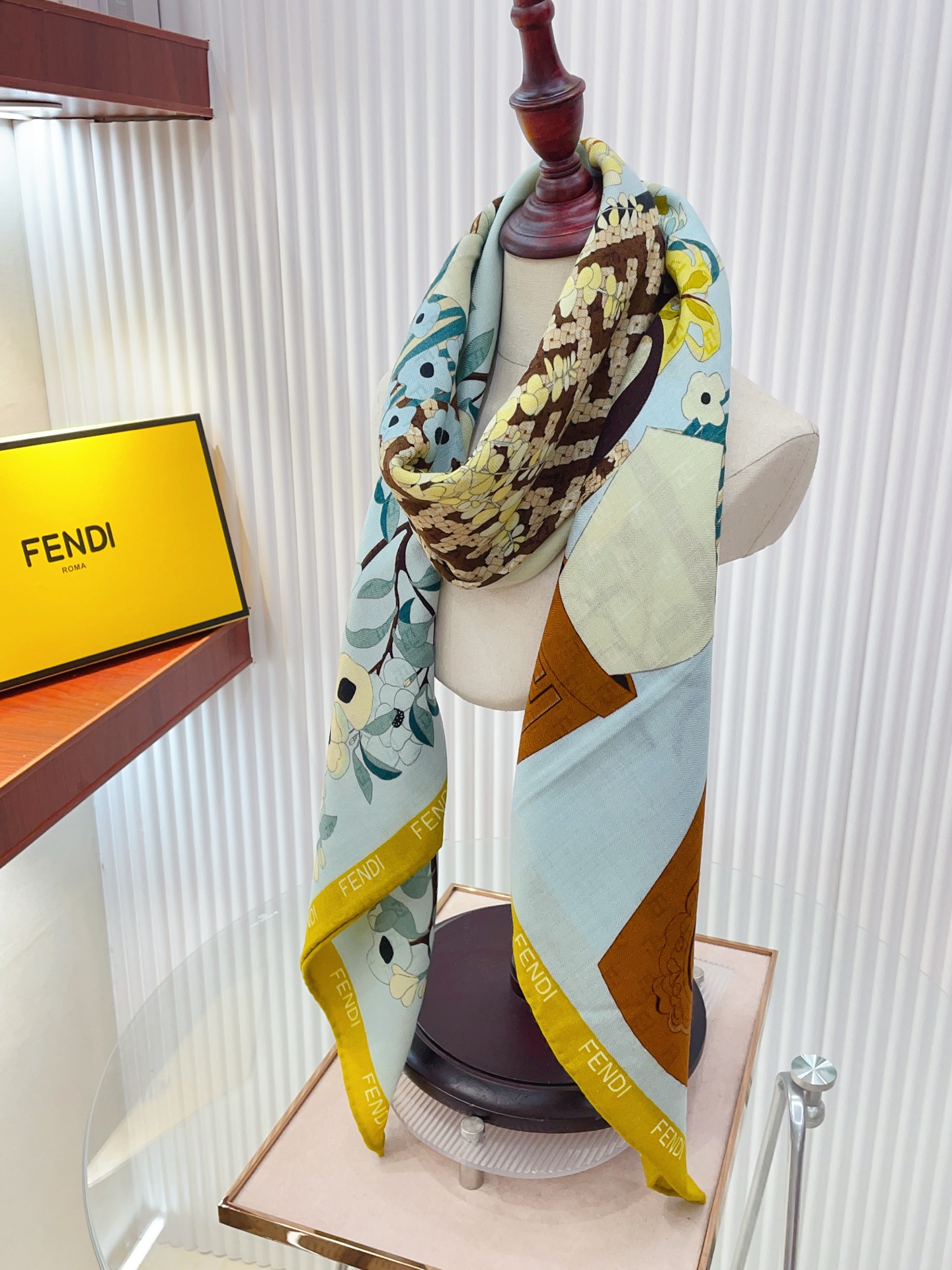 ✨✨【双面同色 丝毛款】Fendi最新的专柜主打款🧣羊绒大方巾💟 度假及日常都非常好搭配的款😍订单私流 