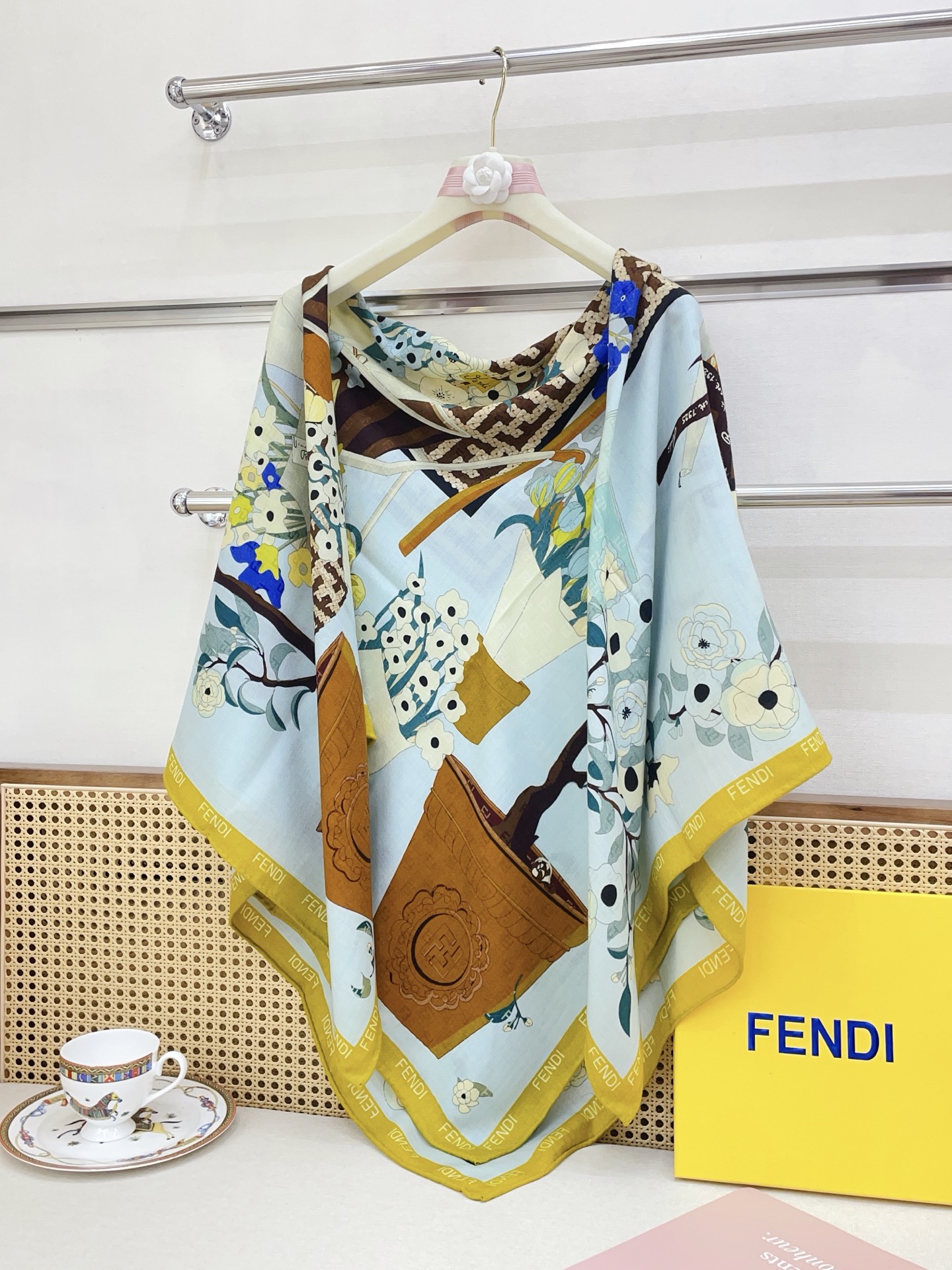 ✨✨【双面同色 丝毛款】Fendi最新的专柜主打款🧣羊绒大方巾💟 度假及日常都非常好搭配的款😍订单私流 