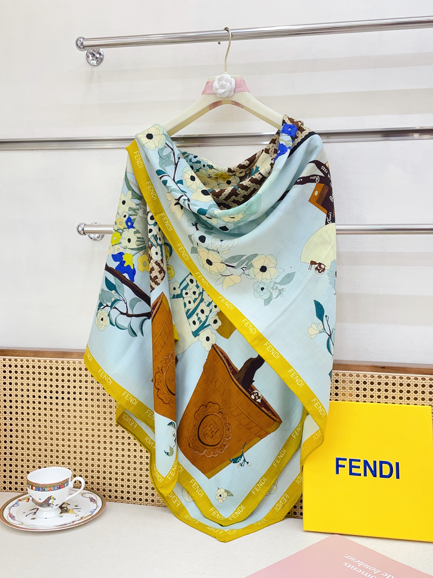 ✨✨【双面同色 丝毛款】Fendi最新的专柜主打款🧣羊绒大方巾💟 度假及日常都非常好搭配的款😍订单私流 