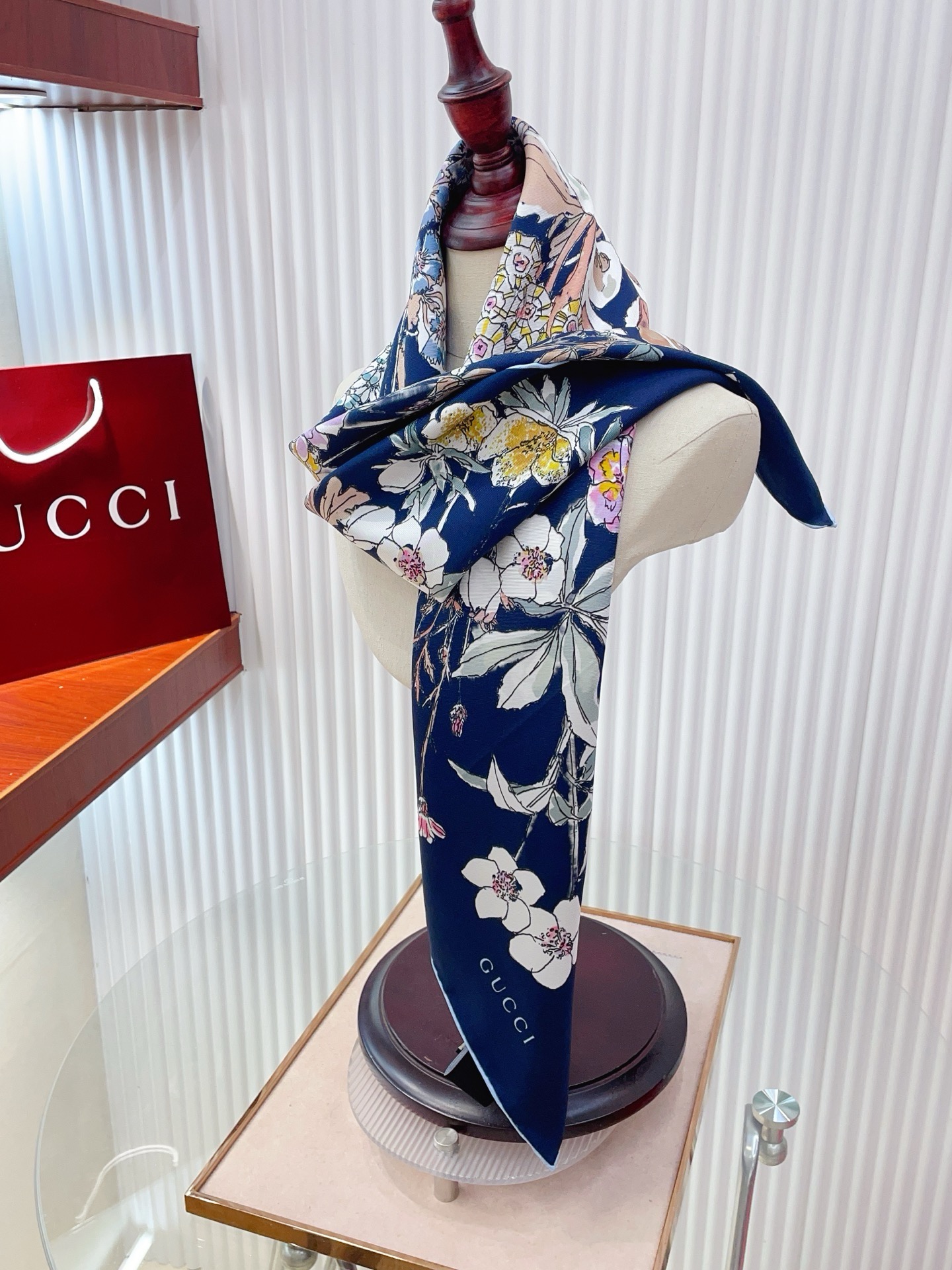 ✨✨【18姆米 双面同色】G家真丝新款🆕👏👏买了都说好看‼️推荐💕真丝方巾，顶级工艺超值‼️专柜爆款🎁💟