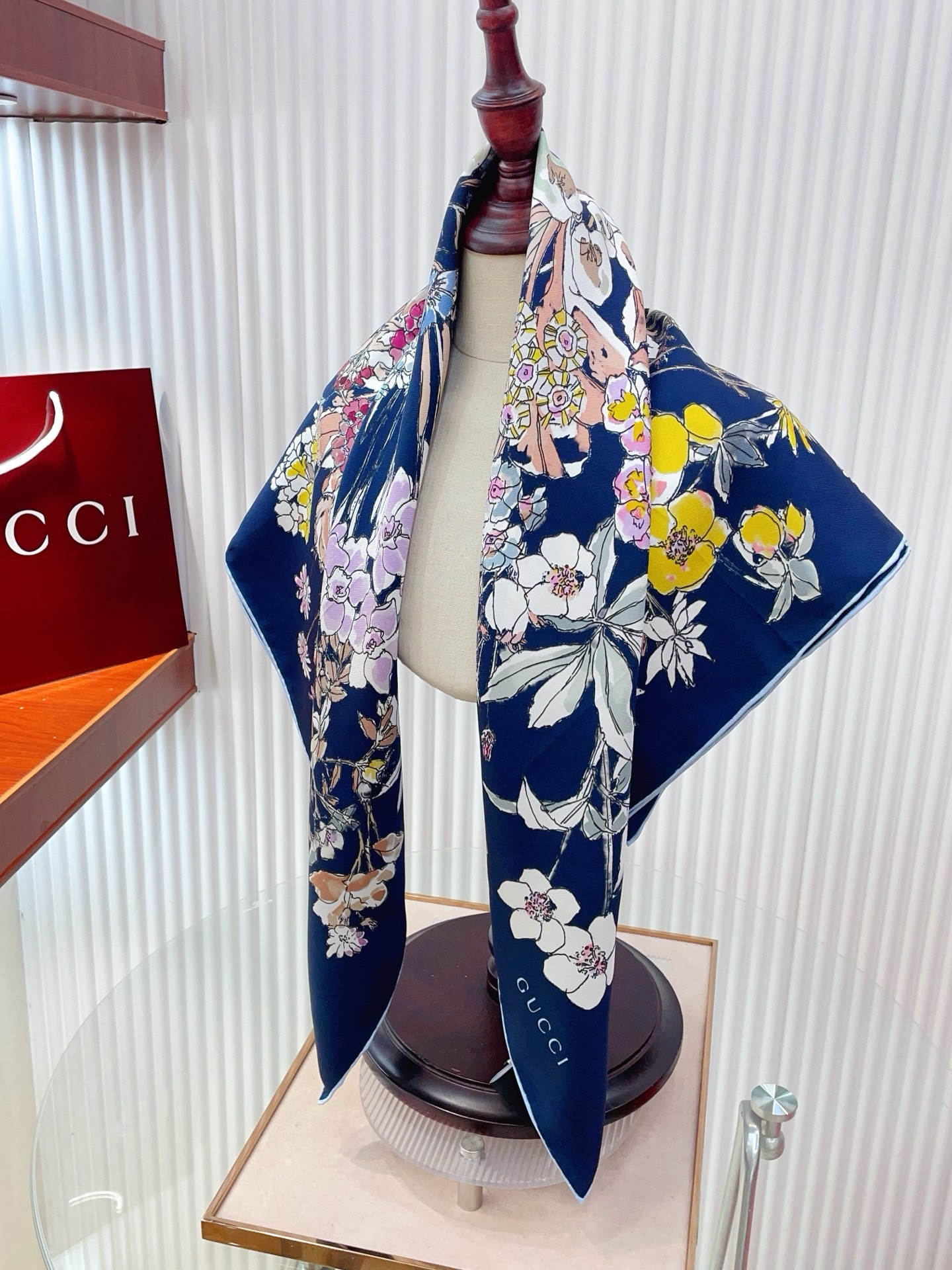 ✨✨【18姆米 双面同色】G家真丝新款🆕👏👏买了都说好看‼️推荐💕真丝方巾，顶级工艺超值‼️专柜爆款🎁💟