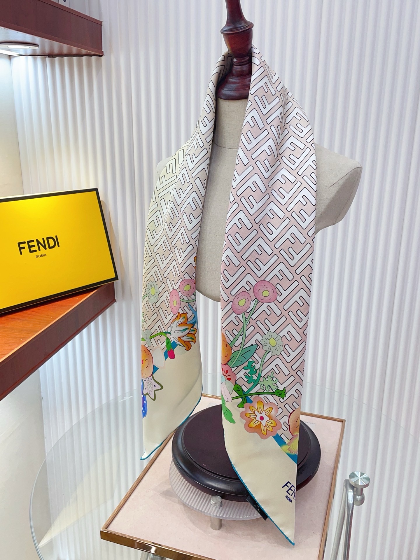 ✨✨【18姆米 双面同色】Fendi最新的专柜主打款。真丝方巾💟 度假及日常都非常好搭配的款😍订单私流 