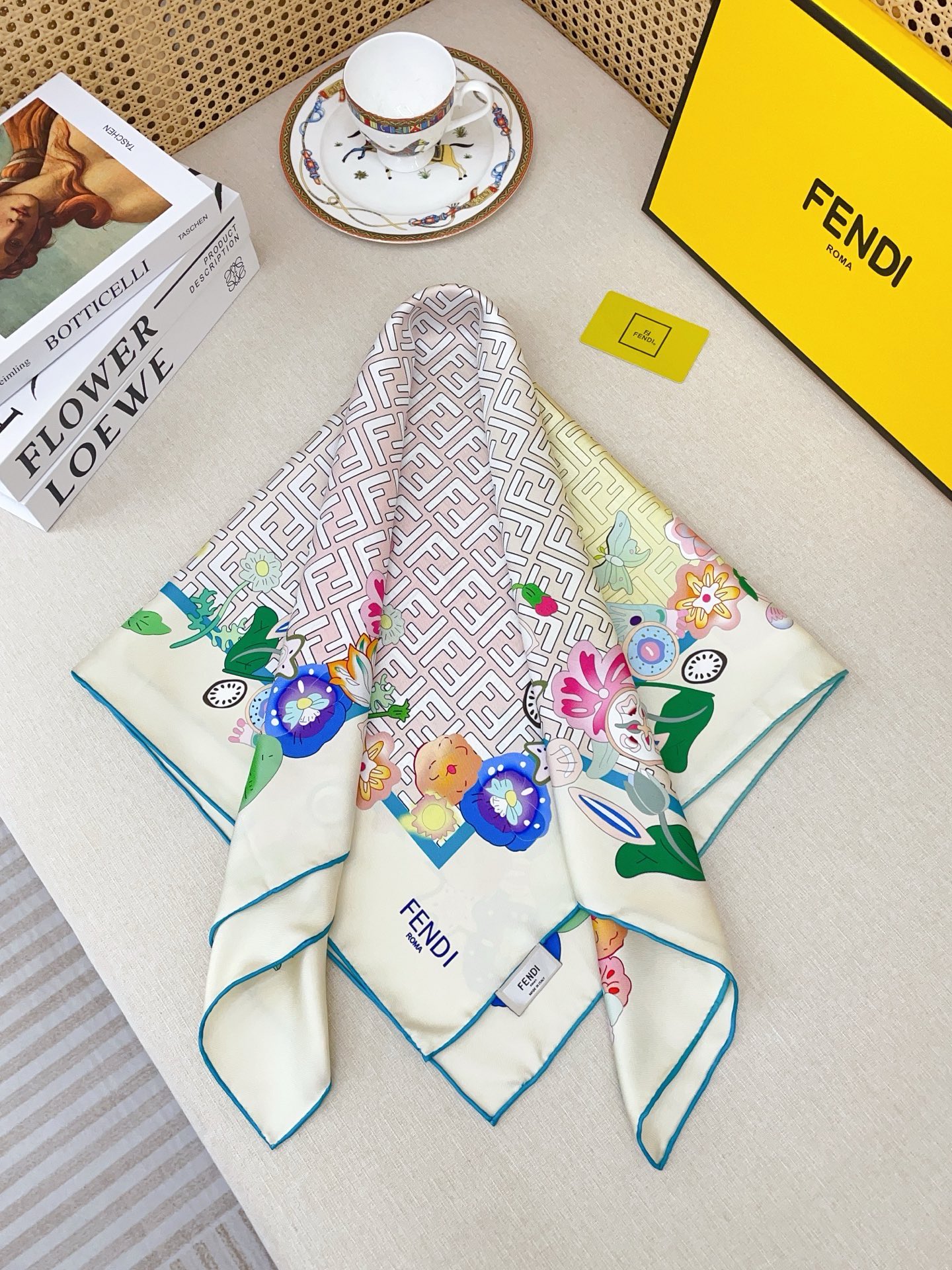 ✨✨【18姆米 双面同色】Fendi最新的专柜主打款。真丝方巾💟 度假及日常都非常好搭配的款😍订单私流 