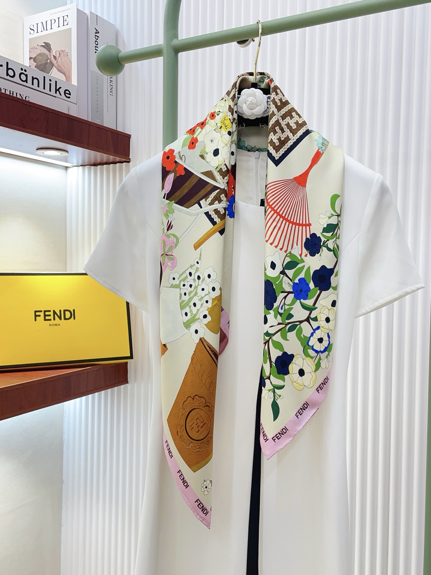 ✨✨【18姆米 双面同色】Fendi最新的专柜主打款。真丝方巾💟 度假及日常都非常好搭配的款😍订单私流 