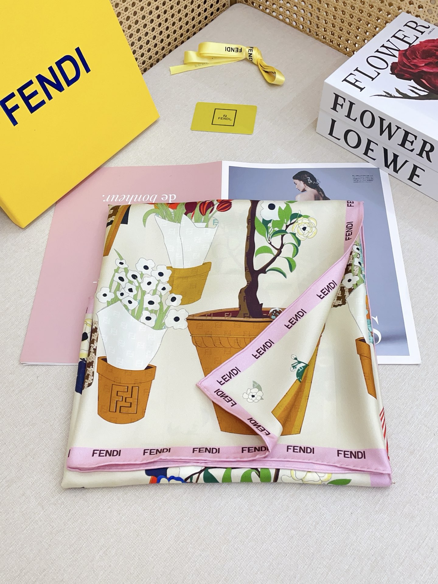 ✨✨【18姆米 双面同色】Fendi最新的专柜主打款。真丝方巾💟 度假及日常都非常好搭配的款😍订单私流 