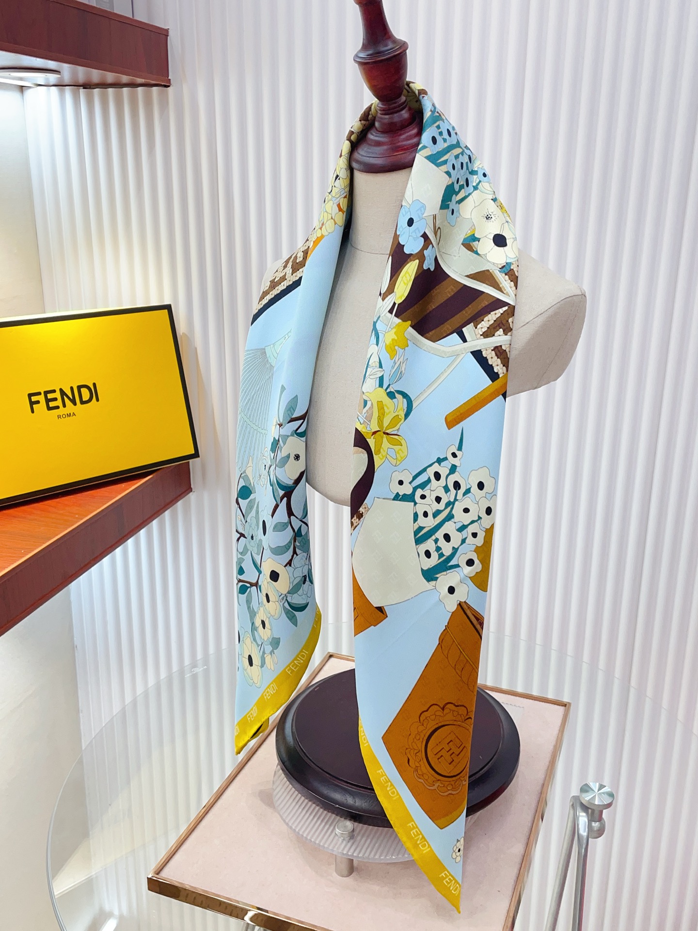 ✨✨【18姆米 双面同色】Fendi最新的专柜主打款。真丝方巾💟 度假及日常都非常好搭配的款😍订单私流 