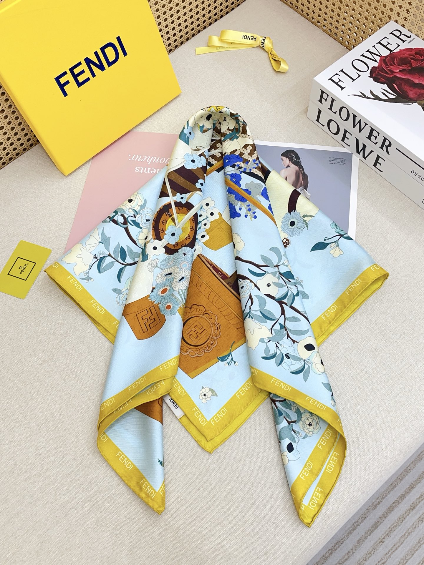 ✨✨【18姆米 双面同色】Fendi最新的专柜主打款。真丝方巾💟 度假及日常都非常好搭配的款😍订单私流 