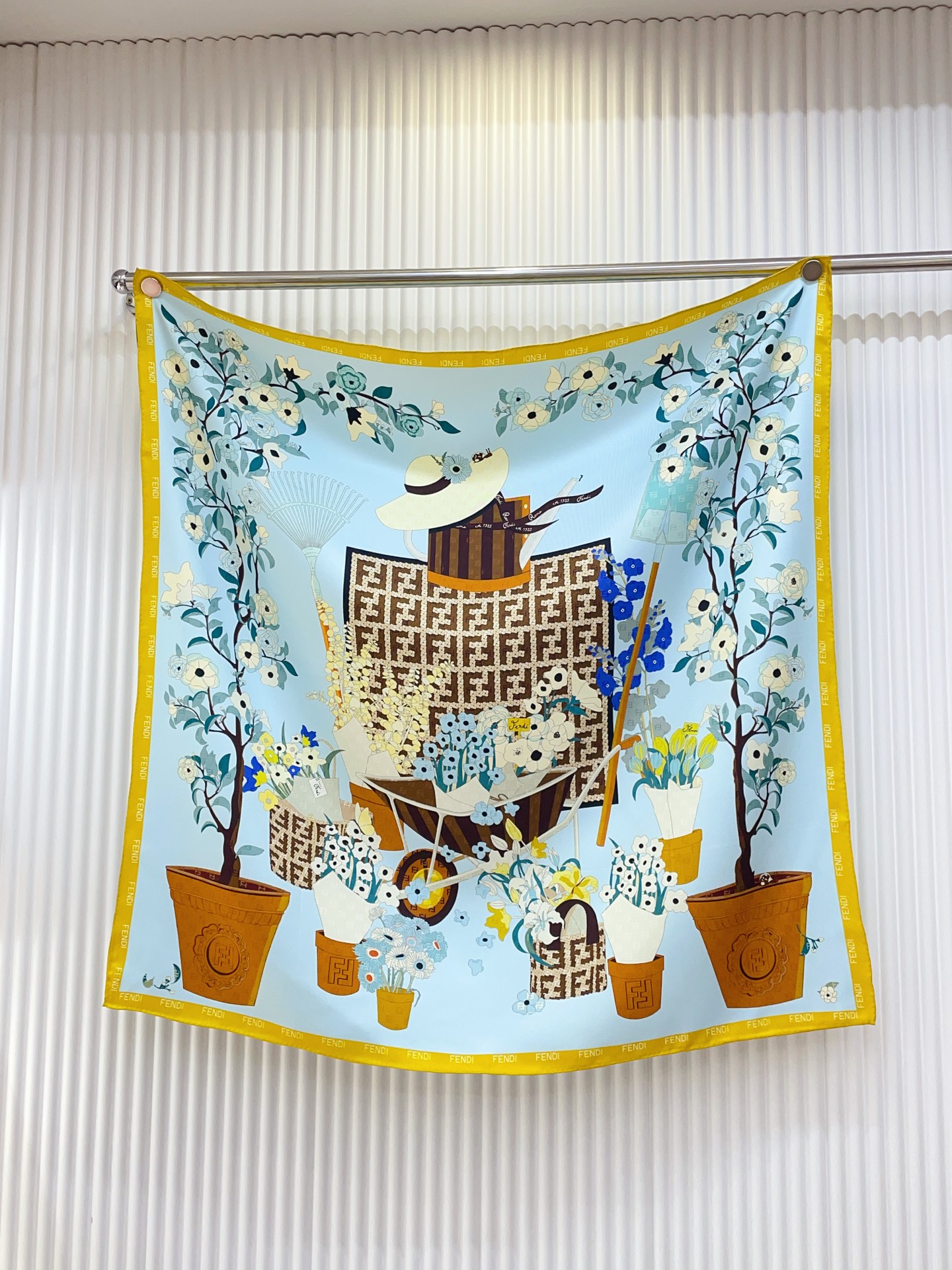 ✨✨【18姆米 双面同色】Fendi最新的专柜主打款。真丝方巾💟 度假及日常都非常好搭配的款😍订单私流 