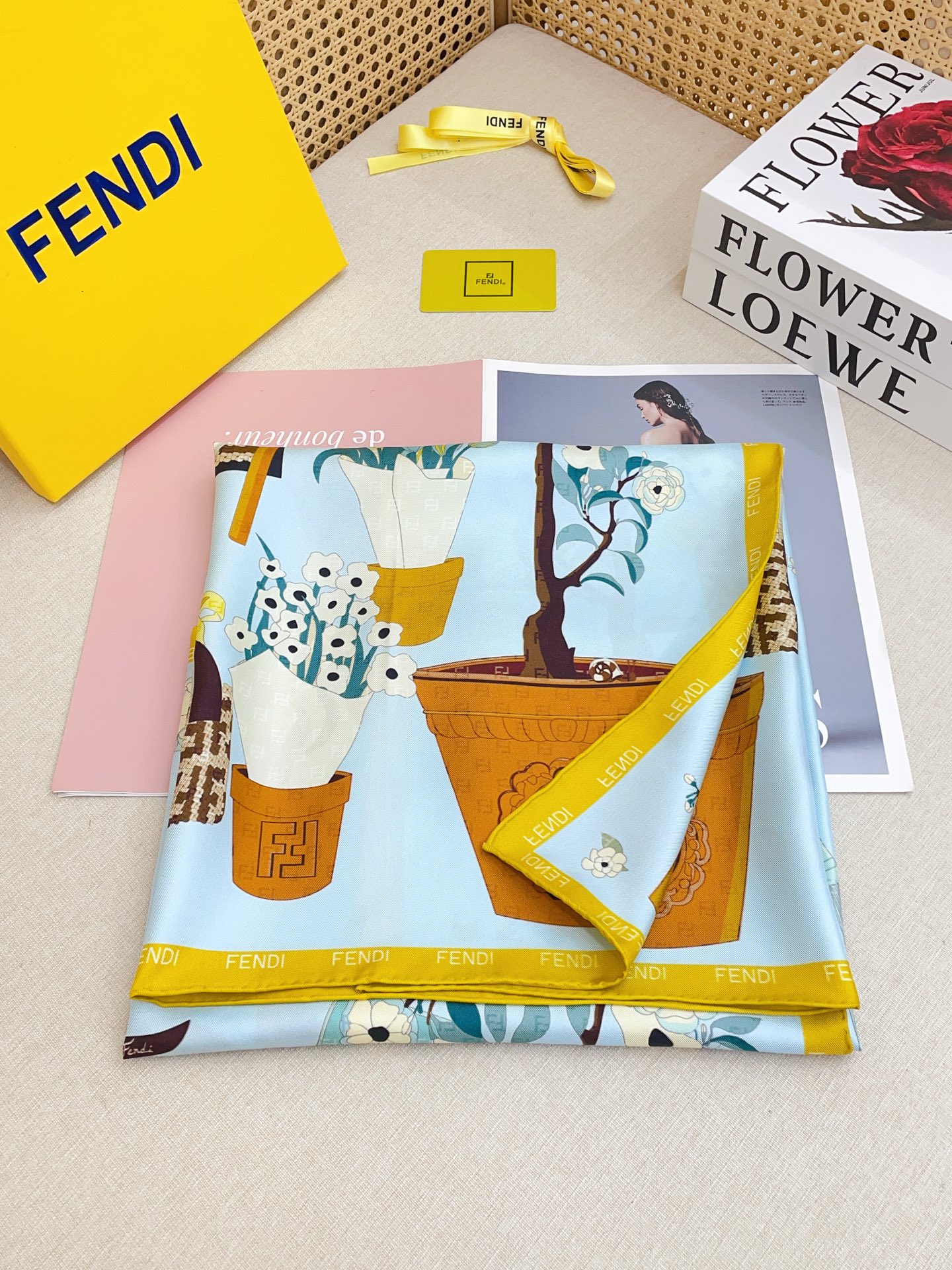 ✨✨【18姆米 双面同色】Fendi最新的专柜主打款。真丝方巾💟 度假及日常都非常好搭配的款😍订单私流 