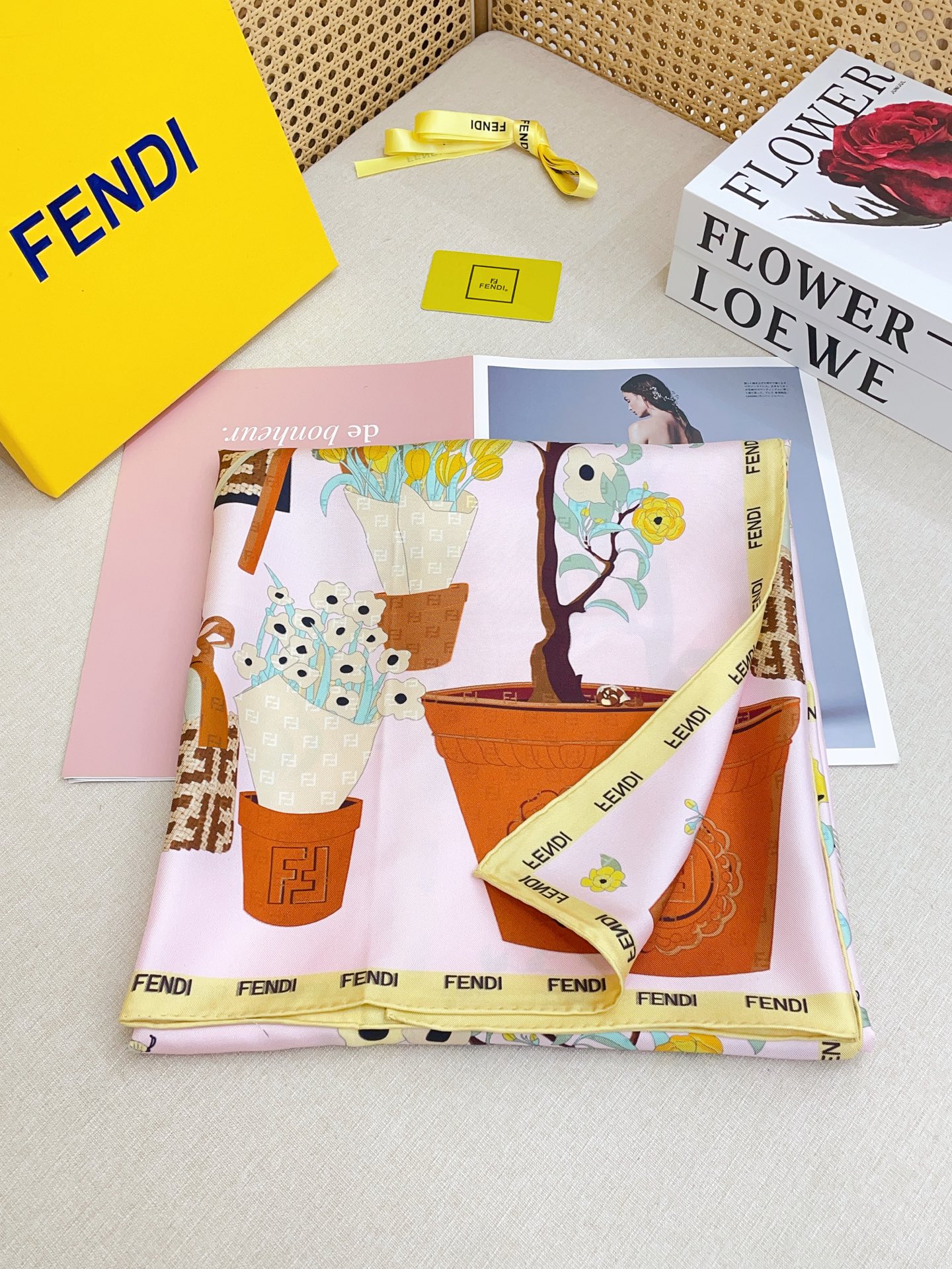 ✨✨【18姆米 双面同色】Fendi最新的专柜主打款。真丝方巾💟 度假及日常都非常好搭配的款😍订单私流 