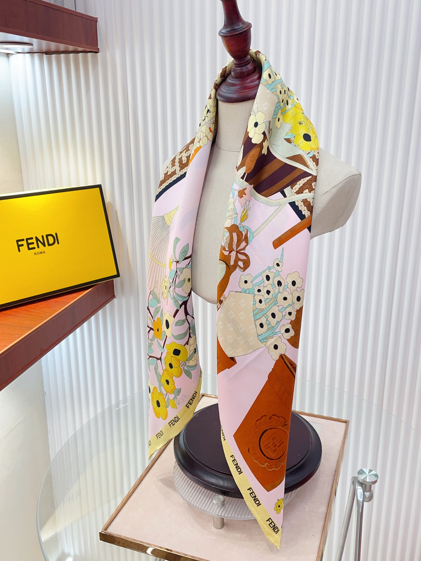 ✨✨【18姆米 双面同色】Fendi最新的专柜主打款。真丝方巾💟 度假及日常都非常好搭配的款😍订单私流 