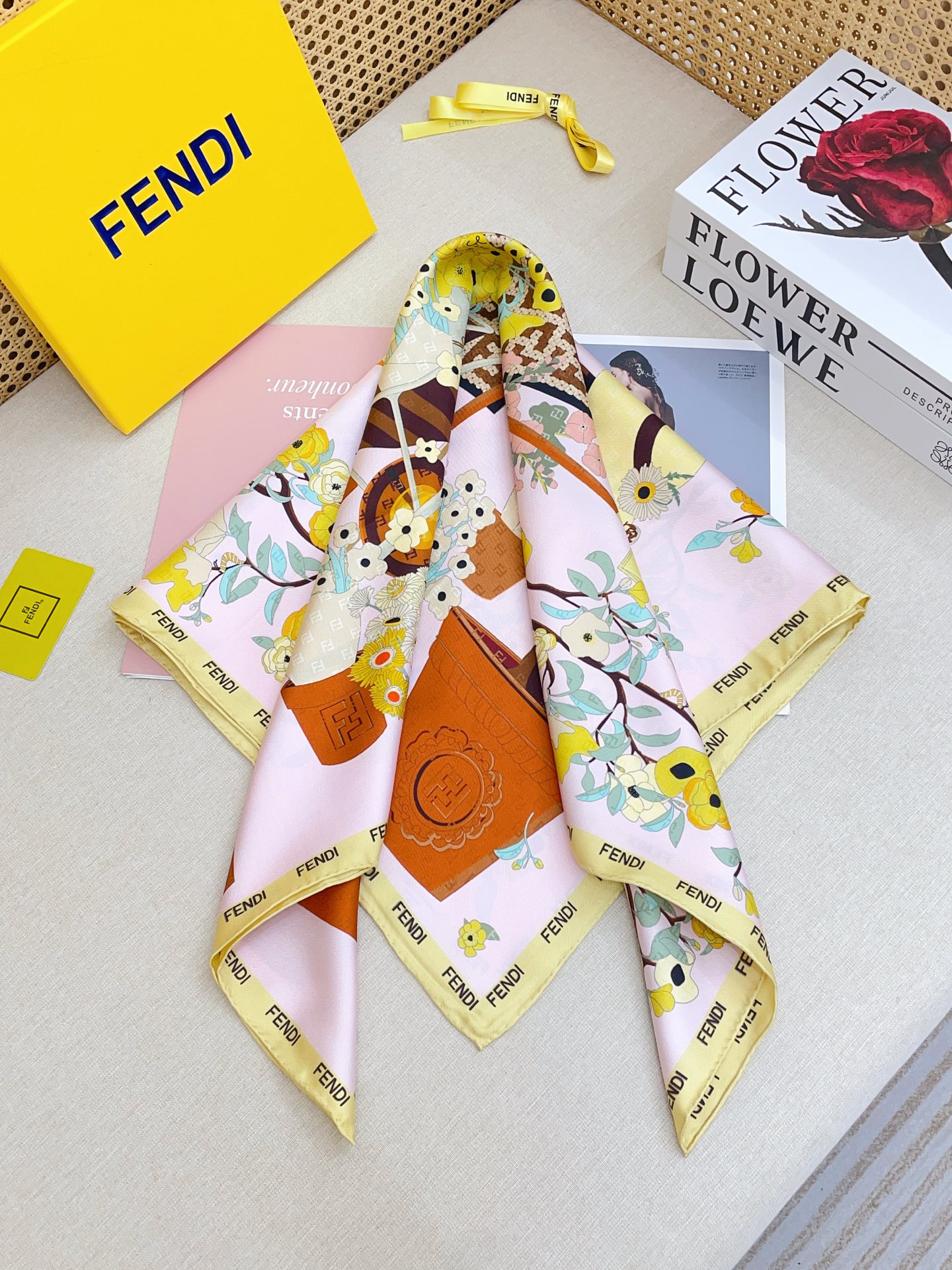 ✨✨【18姆米 双面同色】Fendi最新的专柜主打款。真丝方巾💟 度假及日常都非常好搭配的款😍订单私流 