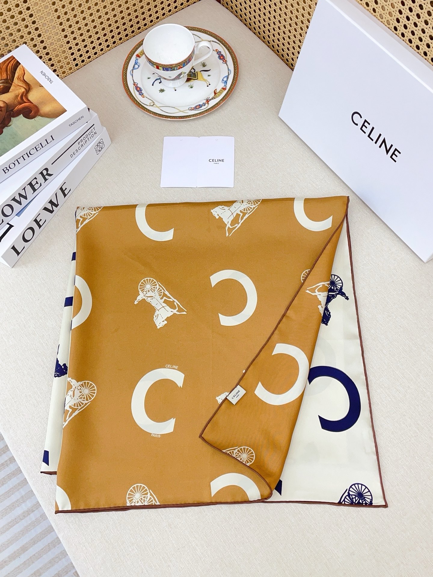 ✨✨【18姆米 双面同色】上身效果疯狂的喜欢❗️专柜也是刚刚上架的，CELINE最最新款~非常有看头，瑟