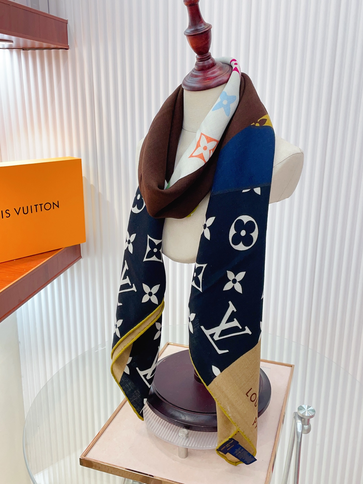 NO:945516,[Double-sided same color silk wool style] L family cashmere new style. Everyone who bought it said it looks good. I recommend the double-sided cashmere square scarf of the same color. Donkeyjia ZG hot style three-dimensional presentation of pattern texture, very high grade, special technology, high-end research and development, stunning advent, special cutting-edge technology treatment, loved by Bai Fumei. Whether it is quality, style or price, they scream for big brands. Super cost-effective, definitely worth buying. Size 140cm*140cm, 70 cashmere silk high version scarf, high version scarf, louis  vuitton,louis vuitton,louis vuitton,real silk19860909【双面同色 丝毛款】L家羊绒新款 买了都说好看推荐双面同色羊绒方巾驴家ZG爆款立体呈现图案纹路实物档次极高特殊工艺高端研发惊艳问世特殊尖端工艺处理受到白富美的喜欢 无论是品质 款式 价格都令大牌控的她们尖叫 超高性价比 绝对值得入手尺寸140cm*140cm,70羊绒真丝高版本围巾,高版本围巾,louis vuitton,louis vuitton,louis vuitton,real silk,scarf