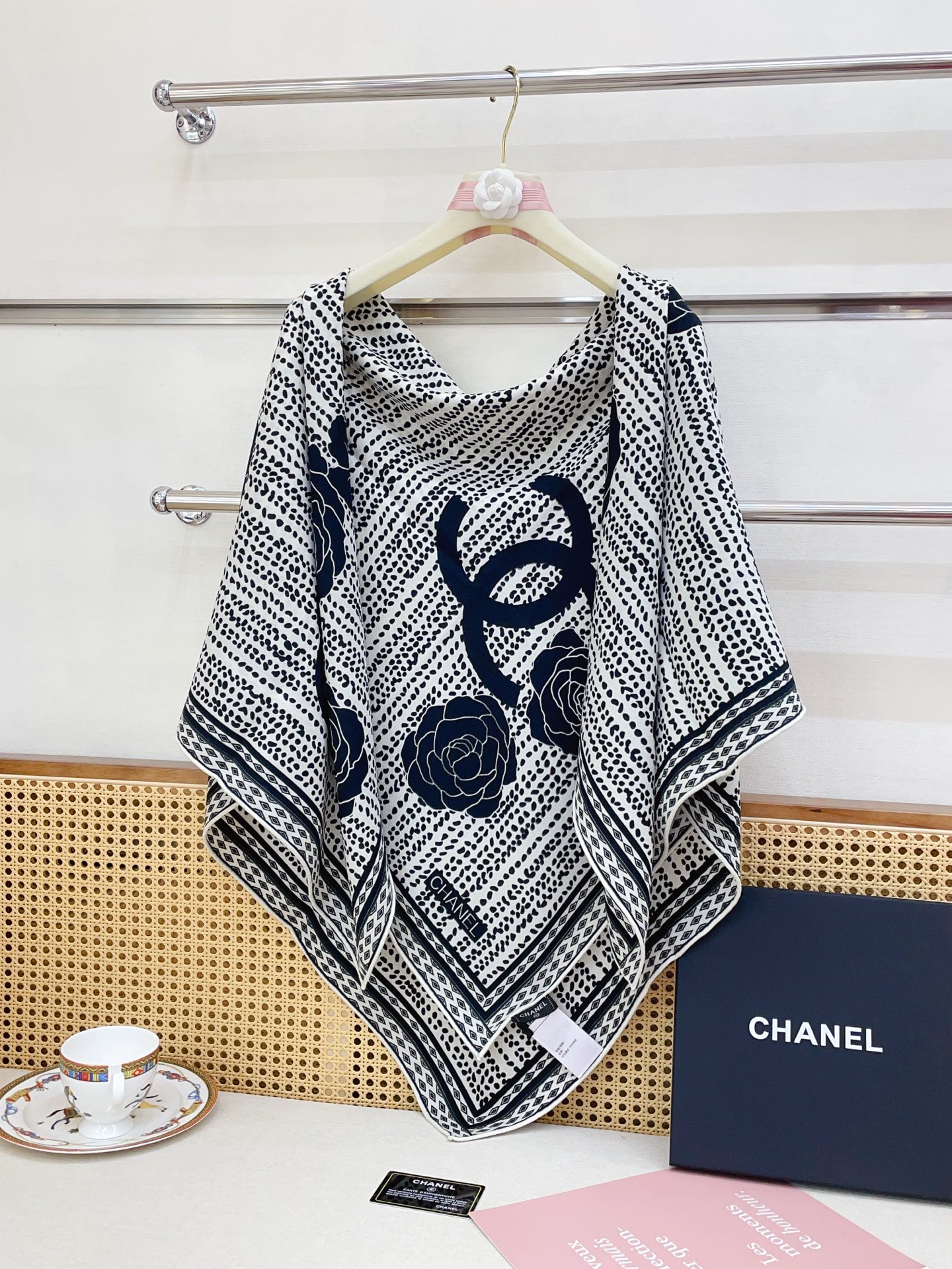 ✨✨✨小香【小香线条花朵 140】羊绒方巾‼️抢‼️VIP推荐 ‼️👍下手一定要快【高端 大爱 ‼️纯羊