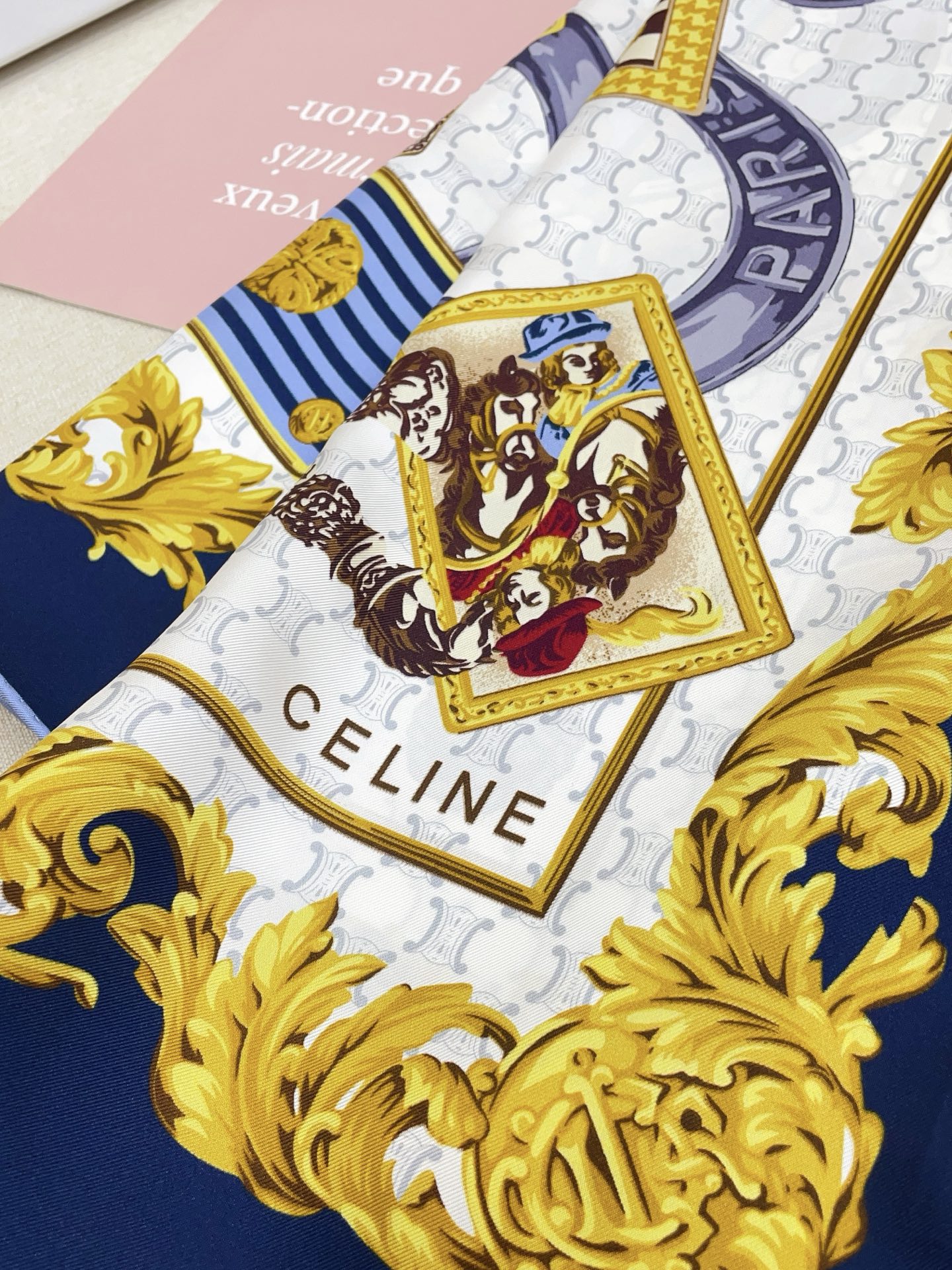 ✨✨【18姆米 双面同色】上身效果疯狂的喜欢❗️专柜也是刚刚上架的，CELINE最最新款~非常有看头，瑟