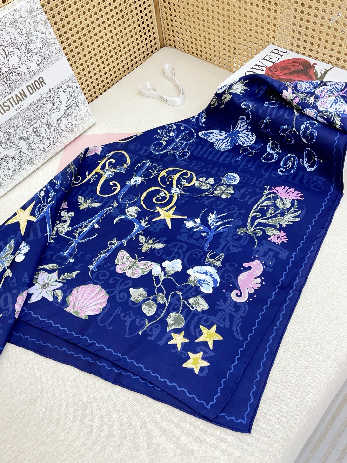✨✨【18姆米 双面同色】高级感爆棚❗️CD高级时髦风‼️配色非常考究，图案匠心，上身简直美得太惊艳了❤