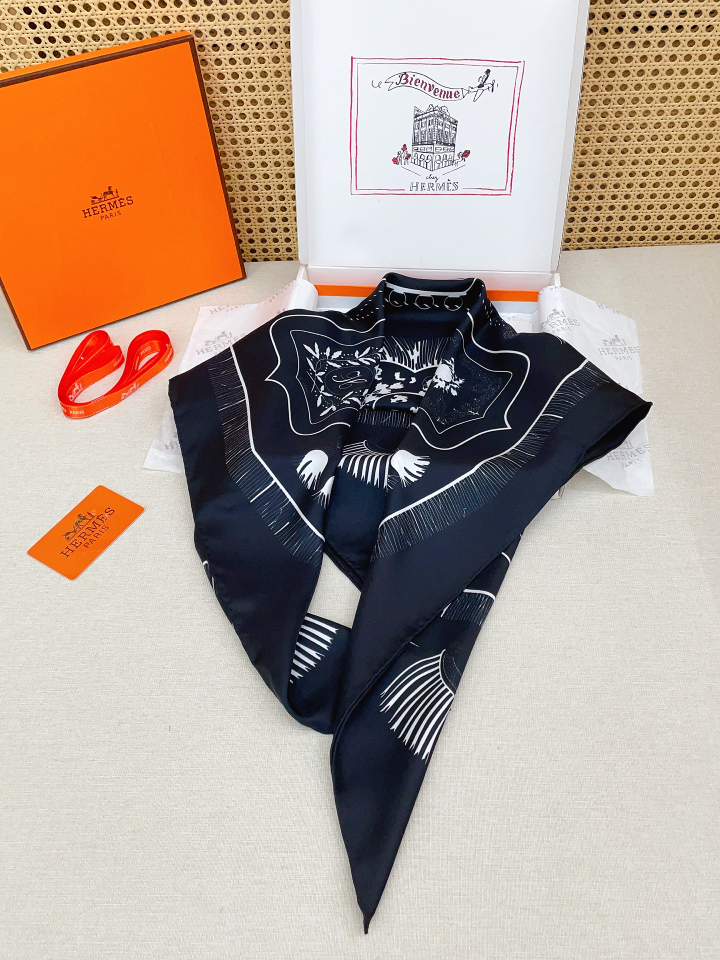 ✨✨【18姆米 双面同色】H**S真丝新款🆕👏👏买了都说好看‼️推荐💕【哨所和骑士90】真丝方巾，顶级工