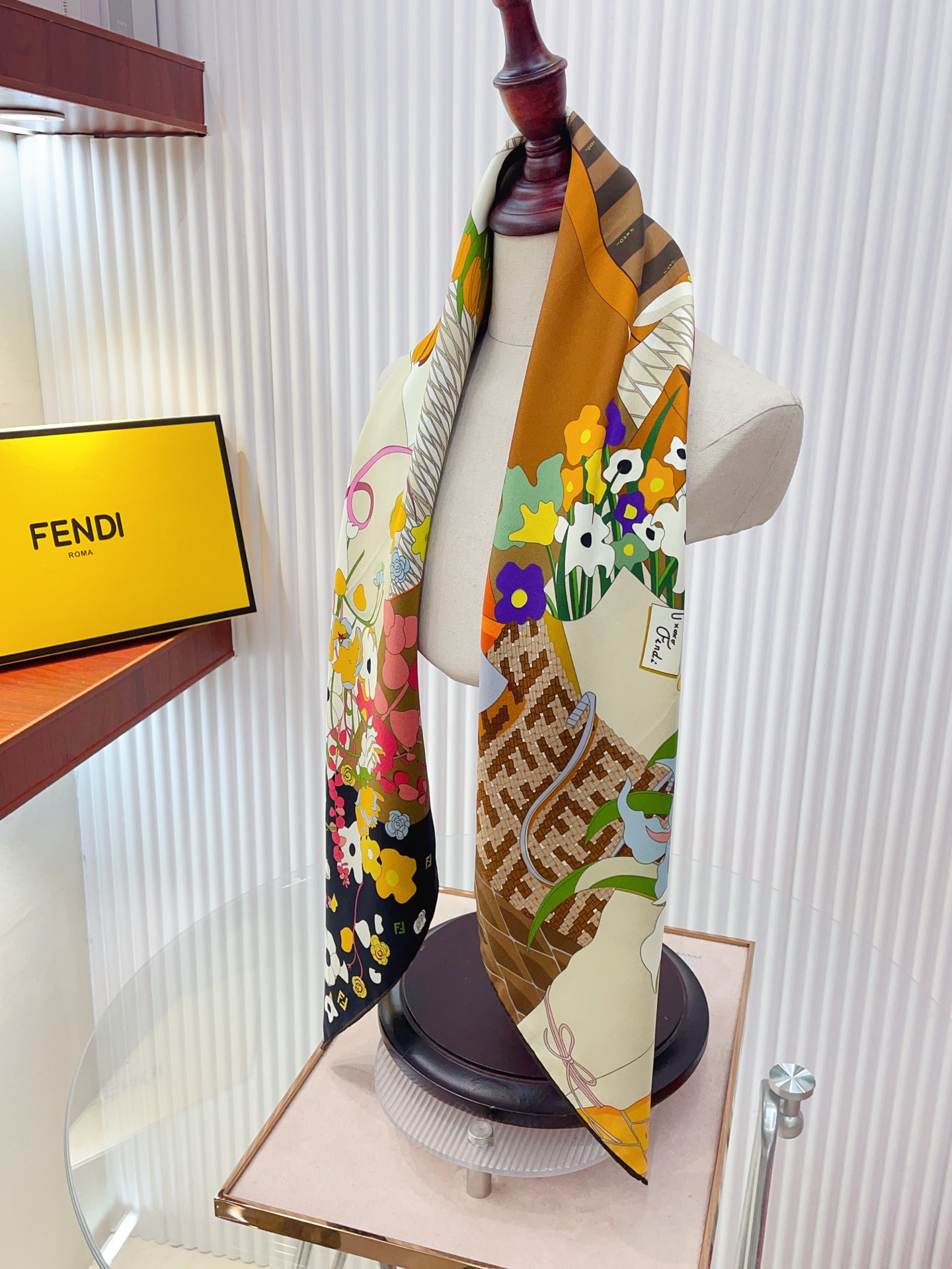 ✨✨【18姆米 双面同色】Fendi最新的专柜主打款。真丝方巾💟 度假及日常都非常好搭配的款😍订单私流 
