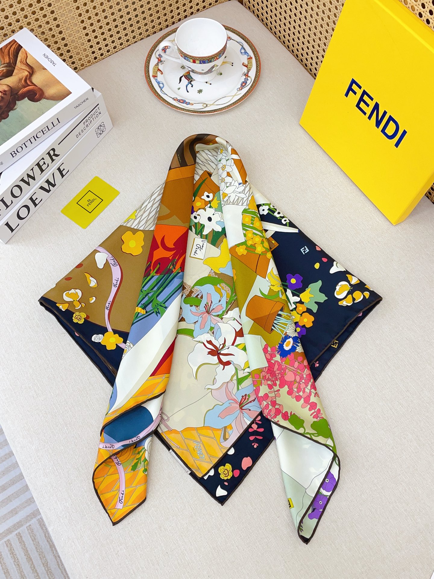 ✨✨【18姆米 双面同色】Fendi最新的专柜主打款。真丝方巾💟 度假及日常都非常好搭配的款😍订单私流 