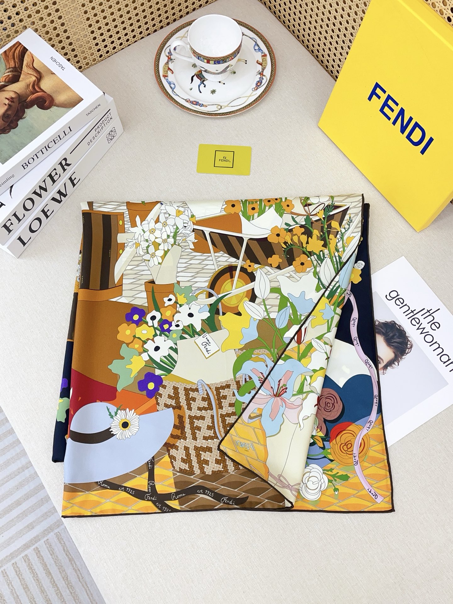 ✨✨【18姆米 双面同色】Fendi最新的专柜主打款。真丝方巾💟 度假及日常都非常好搭配的款😍订单私流 