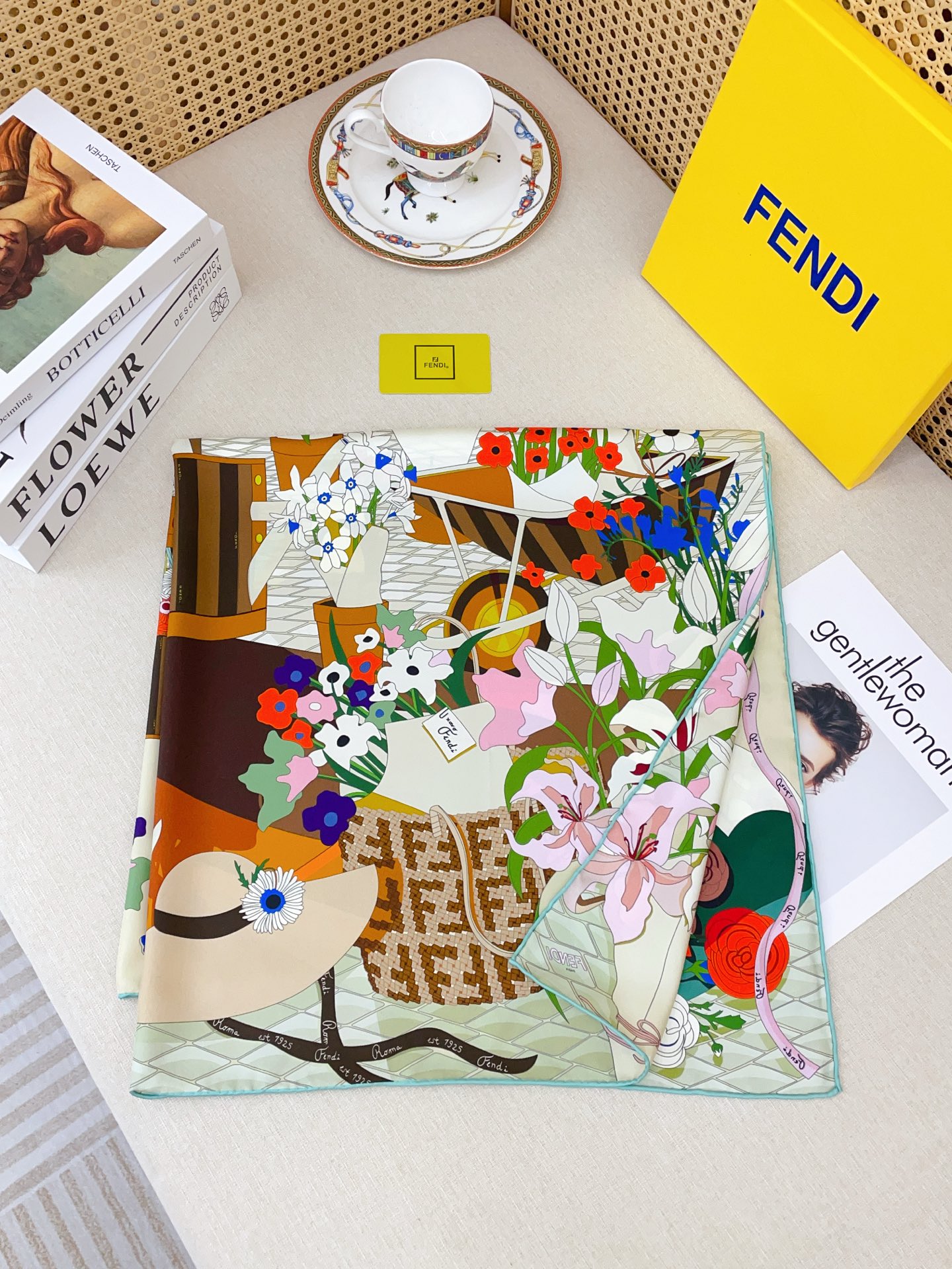 ✨✨【18姆米 双面同色】Fendi最新的专柜主打款。真丝方巾💟 度假及日常都非常好搭配的款😍订单私流 