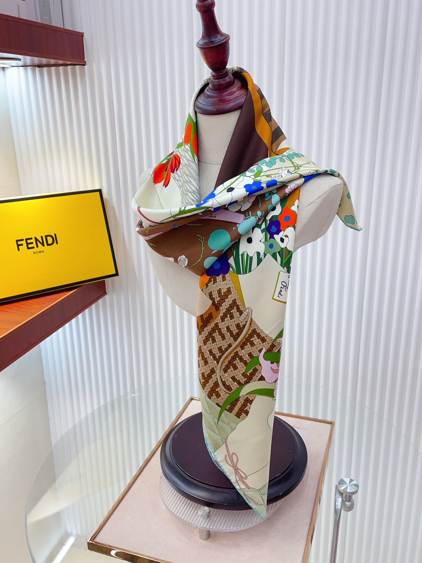 ✨✨【18姆米 双面同色】Fendi最新的专柜主打款。真丝方巾💟 度假及日常都非常好搭配的款😍订单私流 