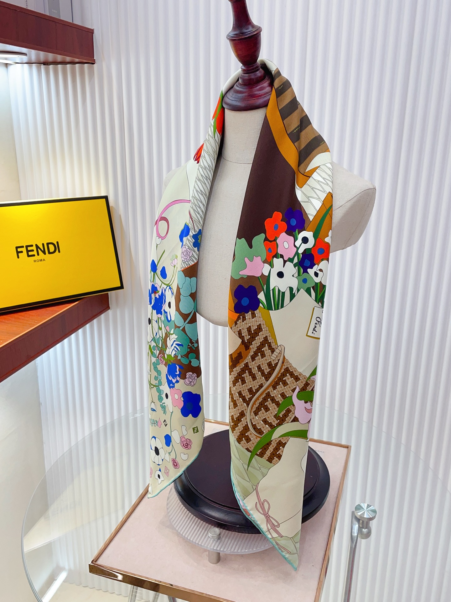 ✨✨【18姆米 双面同色】Fendi最新的专柜主打款。真丝方巾💟 度假及日常都非常好搭配的款😍订单私流 