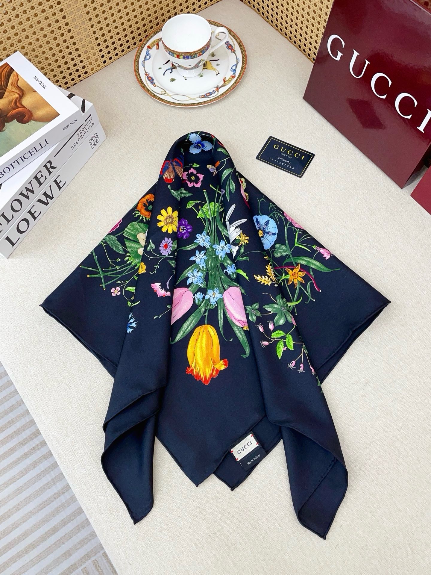 ✨✨【18姆米 双面同色】G家真丝新款🆕👏👏买了都说好看‼️推荐💕真丝方巾，顶级工艺超值‼️专柜爆款🎁💟