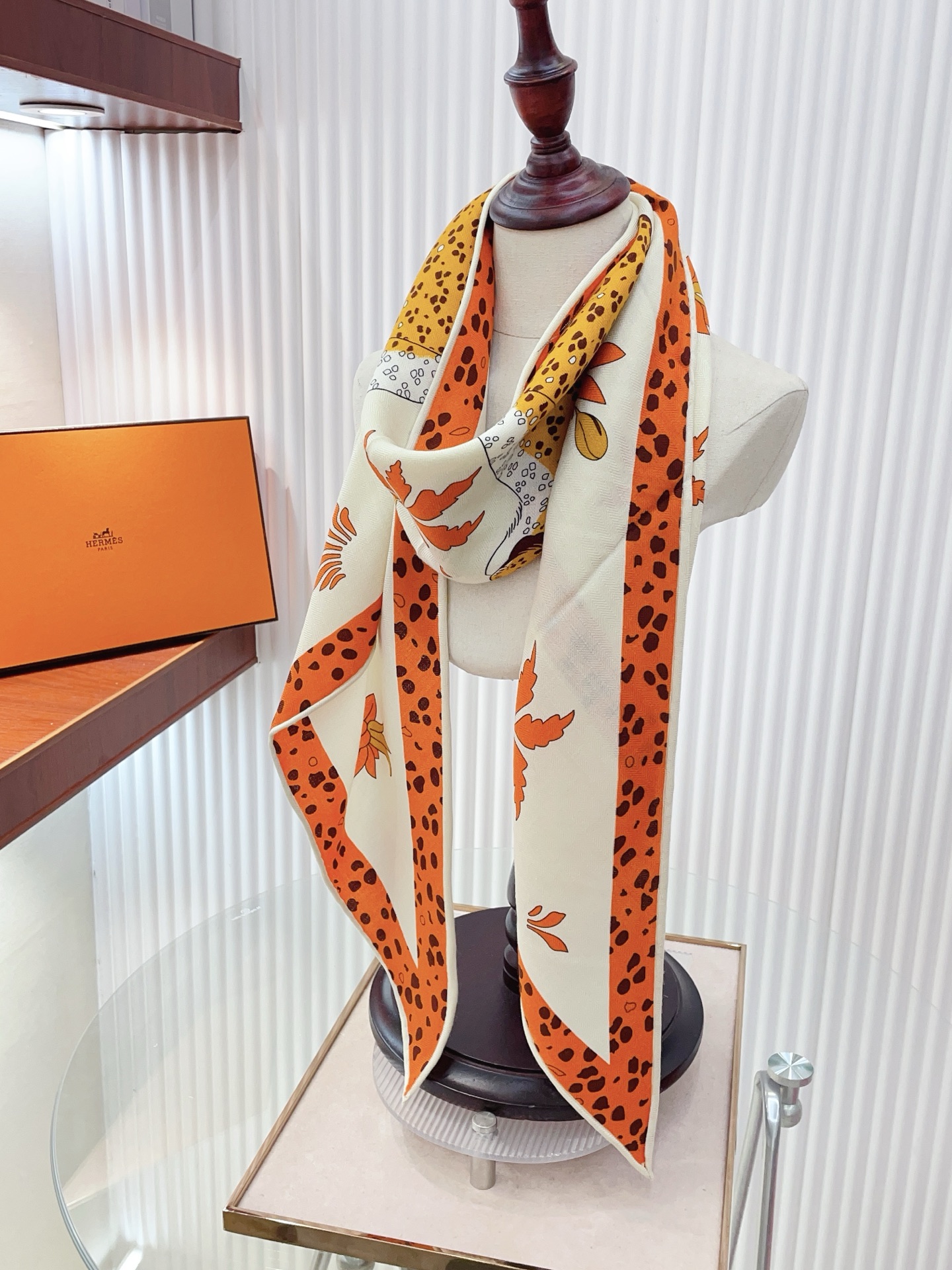 ✨✨【加厚丝毛款 双面同色】上新💏顶级H家专柜最新款【豹子🐆 大三角巾】多功能三角巾 🎀🎀，色彩明丽，格调高雅而随性，捕