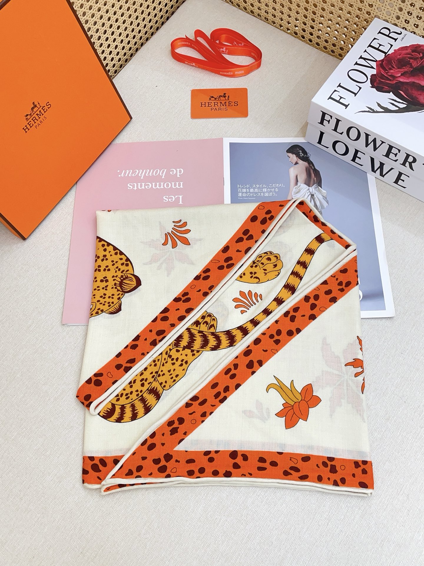 ✨✨【加厚丝毛款 双面同色】上新💏顶级H家专柜最新款【豹子🐆 大三角巾】多功能三角巾 🎀🎀，色彩明丽，格调高雅而随性，捕