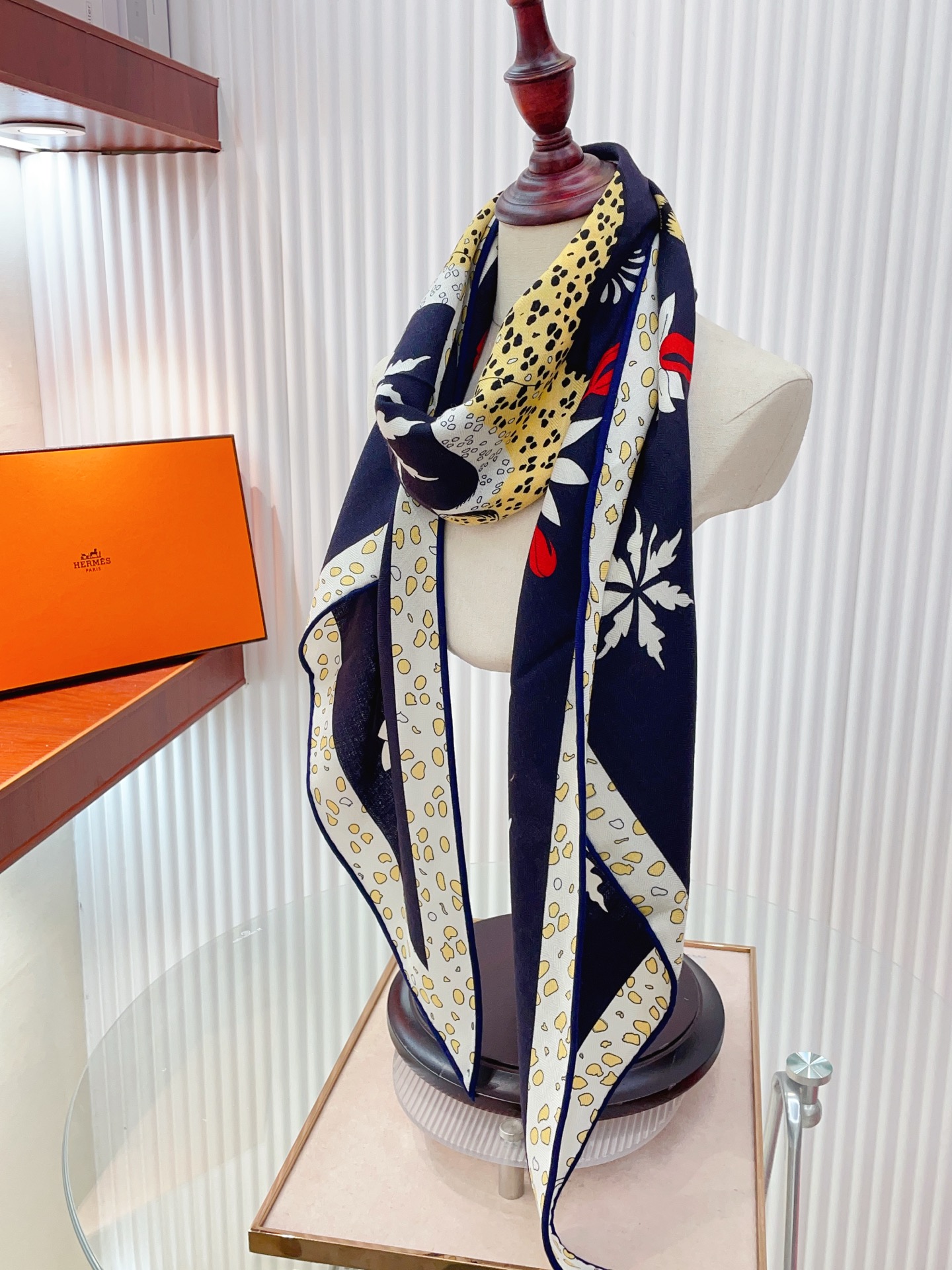 ✨✨【加厚丝毛款 双面同色】上新💏顶级H家专柜最新款【豹子🐆 大三角巾】多功能三角巾 🎀🎀，色彩明丽，格调高雅而随性，捕