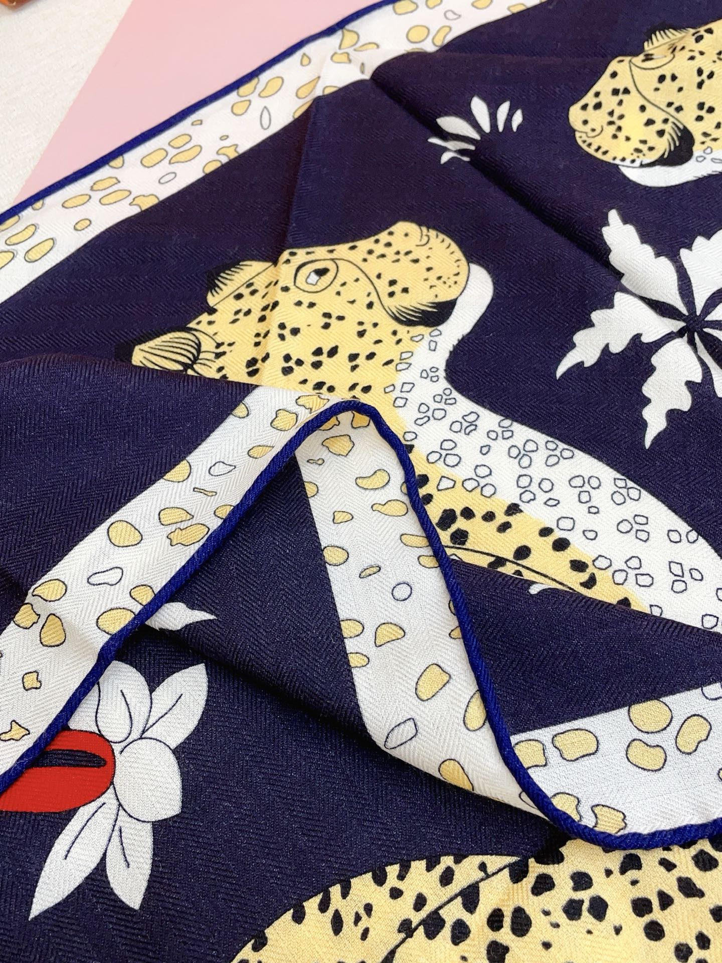 ✨✨【加厚丝毛款 双面同色】上新💏顶级H家专柜最新款【豹子🐆 大三角巾】多功能三角巾 🎀🎀，色彩明丽，格调高雅而随性，捕