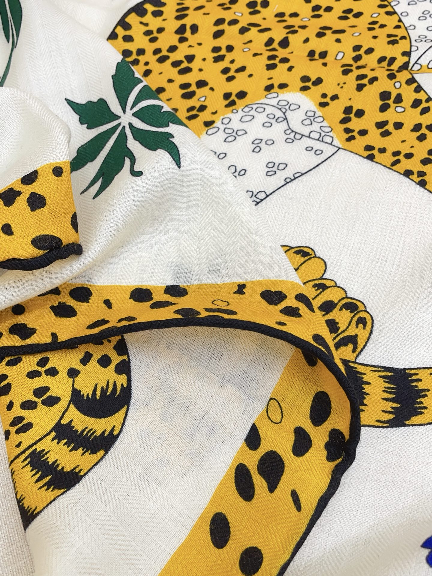 ✨✨【加厚丝毛款 双面同色】上新💏顶级H家专柜最新款【豹子🐆 大三角巾】多功能三角巾 🎀🎀，色彩明丽，格调高雅而随性，捕