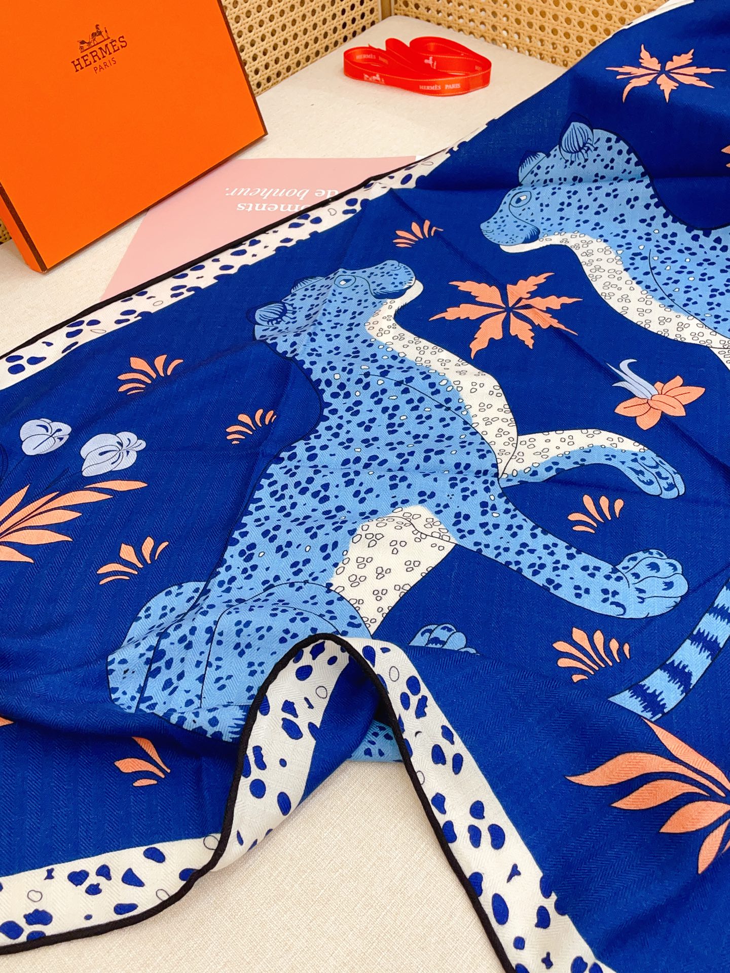 ✨✨【加厚丝毛款 双面同色】上新💏顶级H家专柜最新款【豹子🐆 大三角巾】多功能三角巾 🎀🎀，色彩明丽，格调高雅而随性，捕